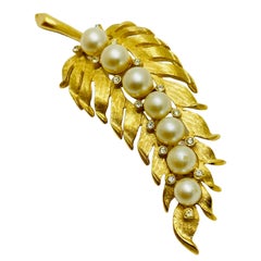 TRIFARI crown vintage sugned leaf gold rhinestone pearls designer brooch