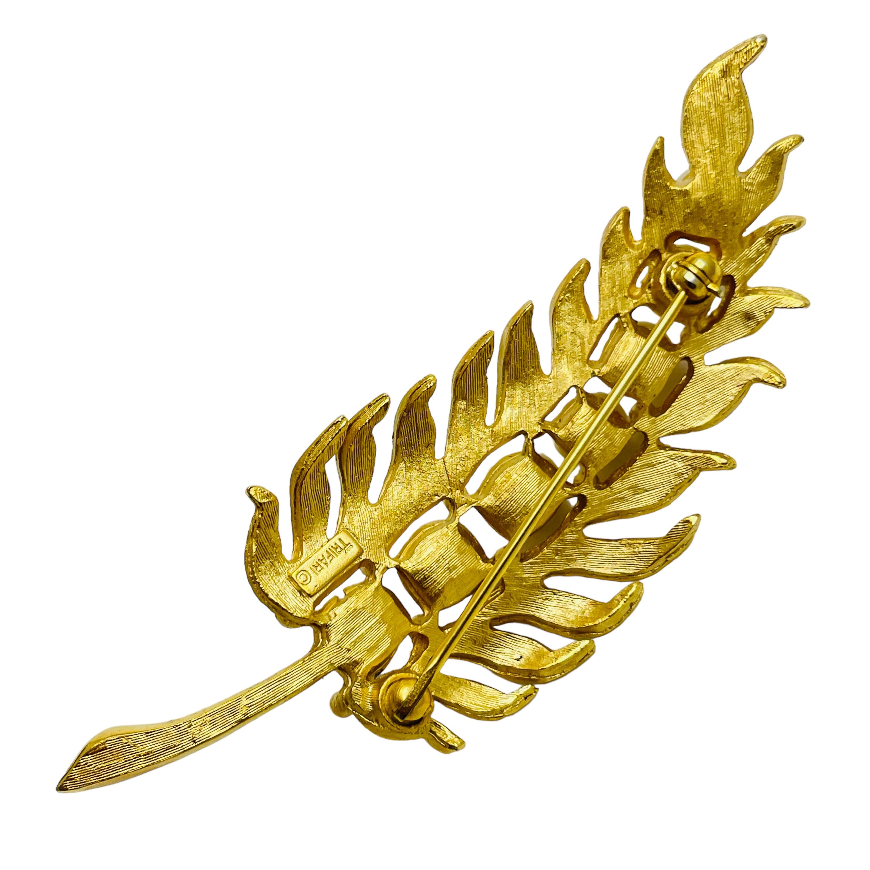 TRIFARI crown vintage sugned leaf gold rhinestone pearls designer brooch In Good Condition For Sale In Palos Hills, IL