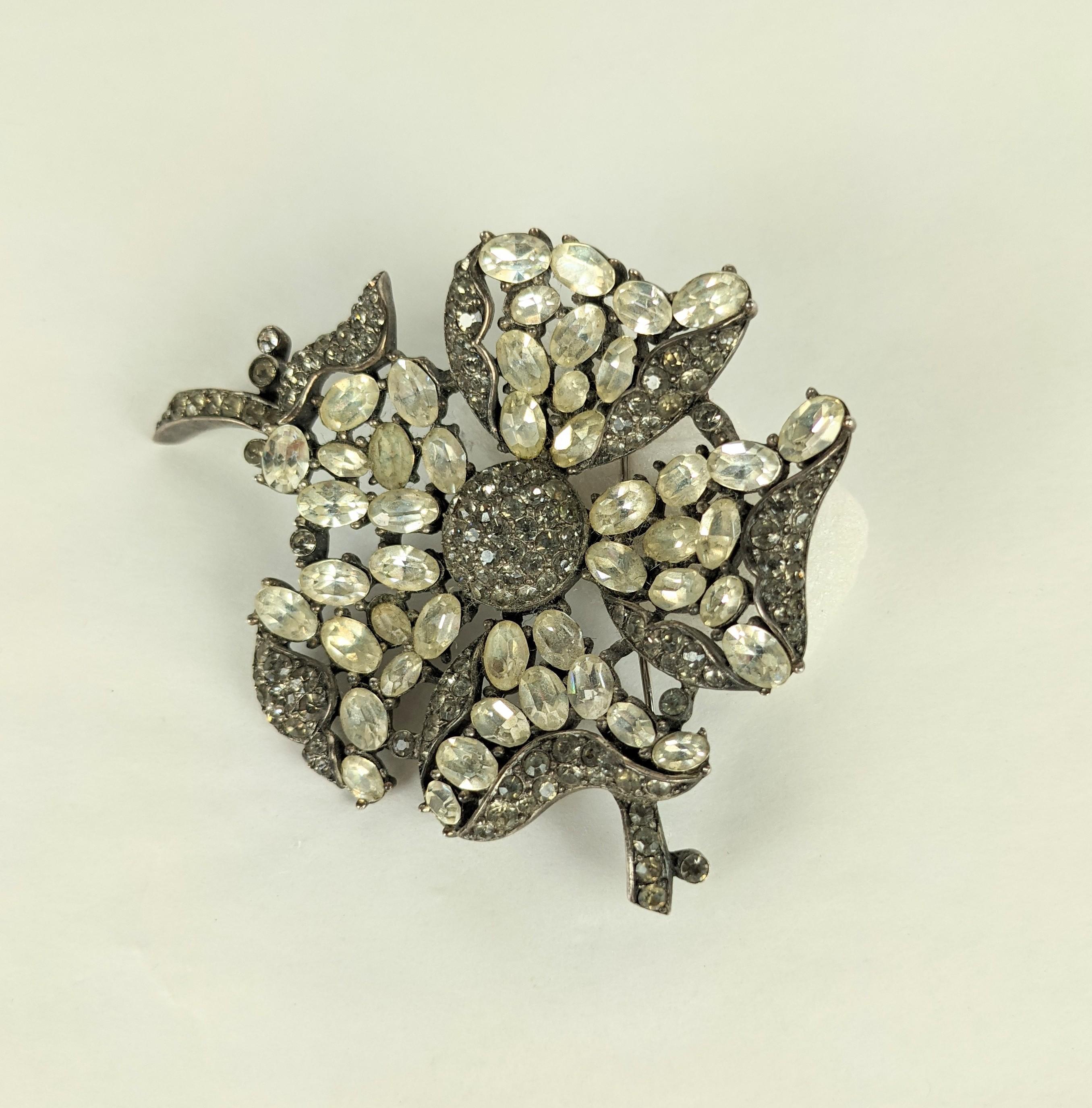 Trifari Broche en cristal et fleur fumée Bon état - En vente à New York, NY