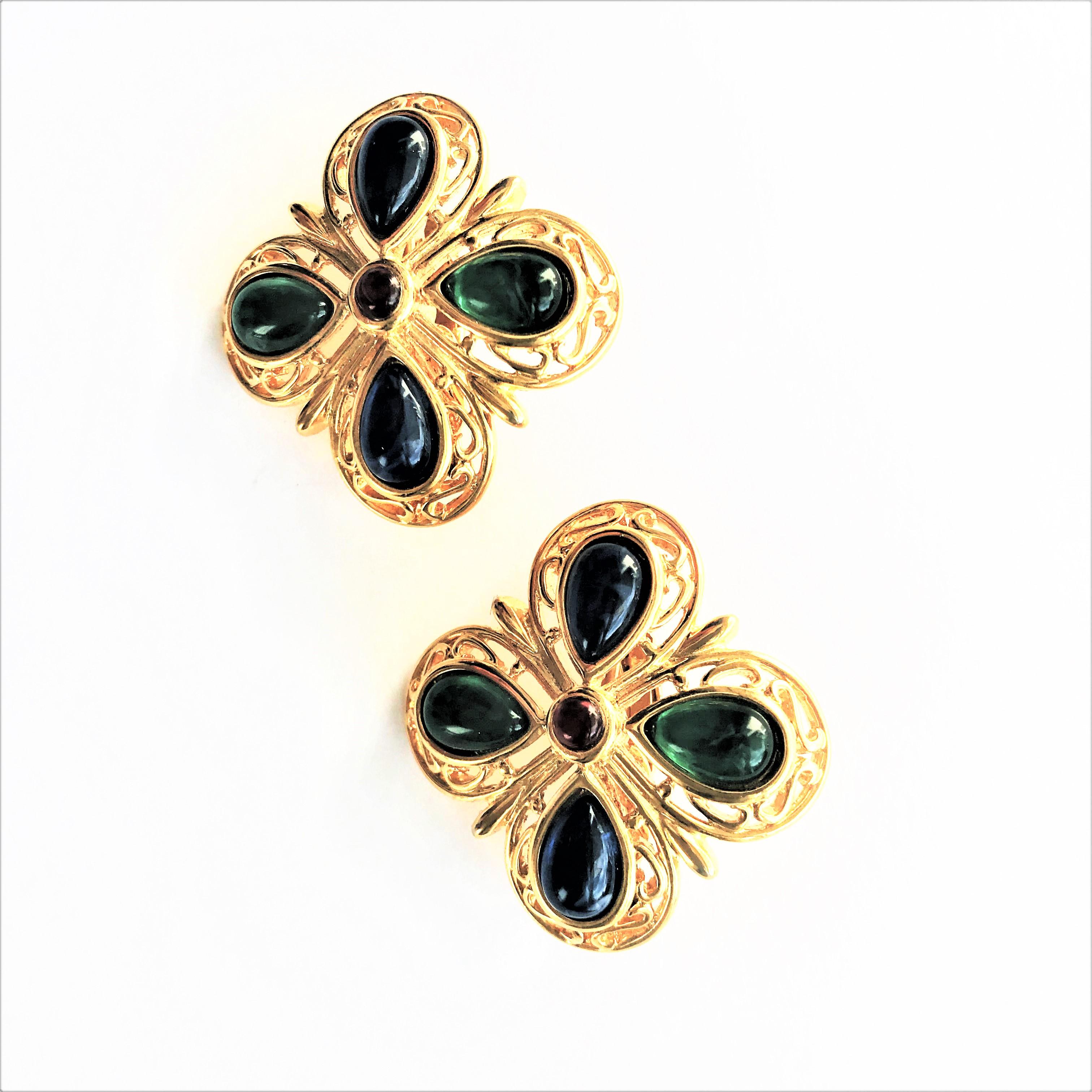 Artisan TRIFARI ear clip blue green glass gold plated 1950 USA  For Sale