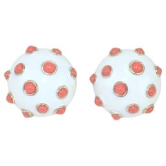 TRIFARI, boucles d'oreilles éarbob en faux corail et émail blanc, années 1960