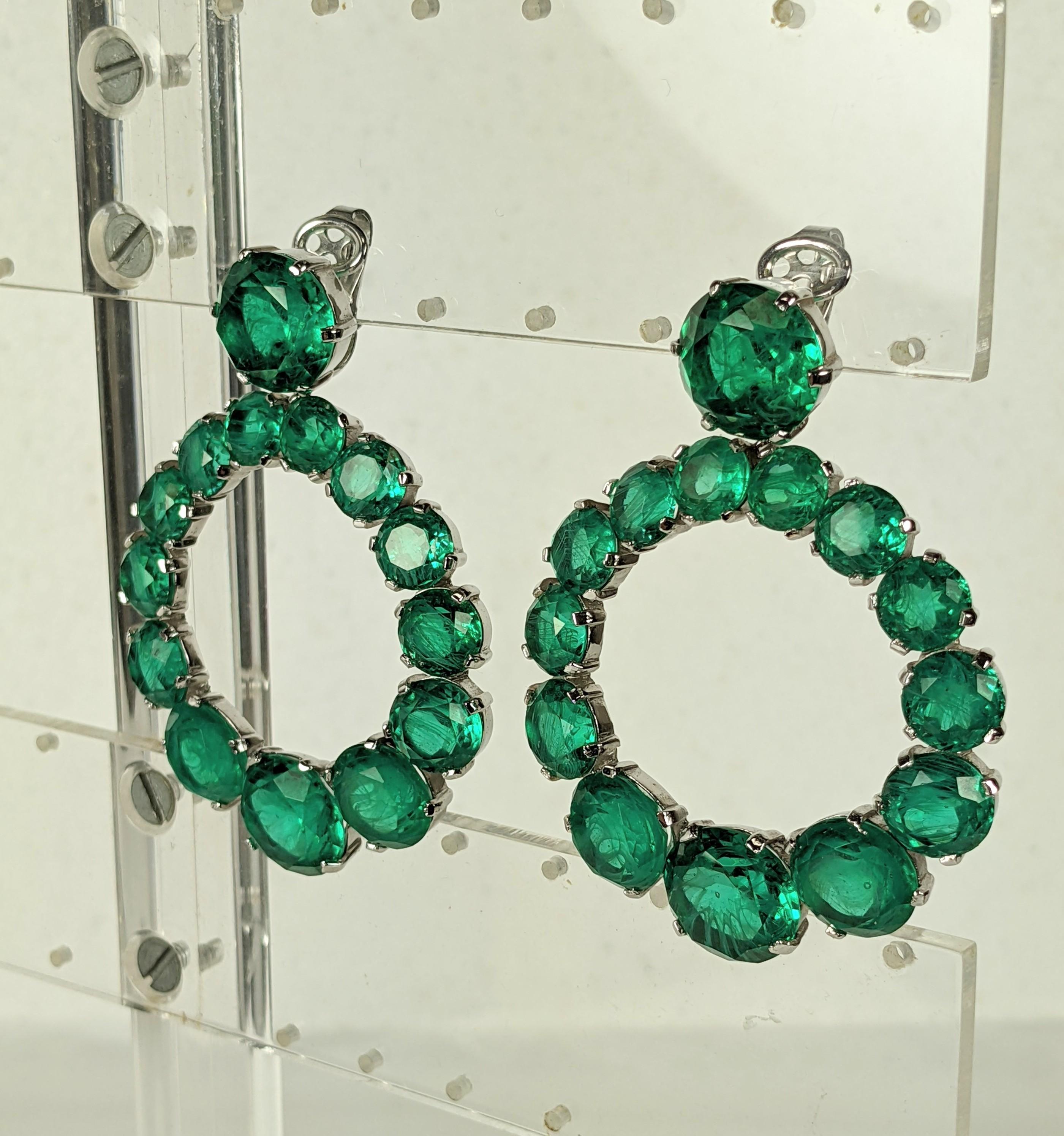 Trifari-Ohrringe mit Smaragdimitat im Zustand „Hervorragend“ im Angebot in New York, NY