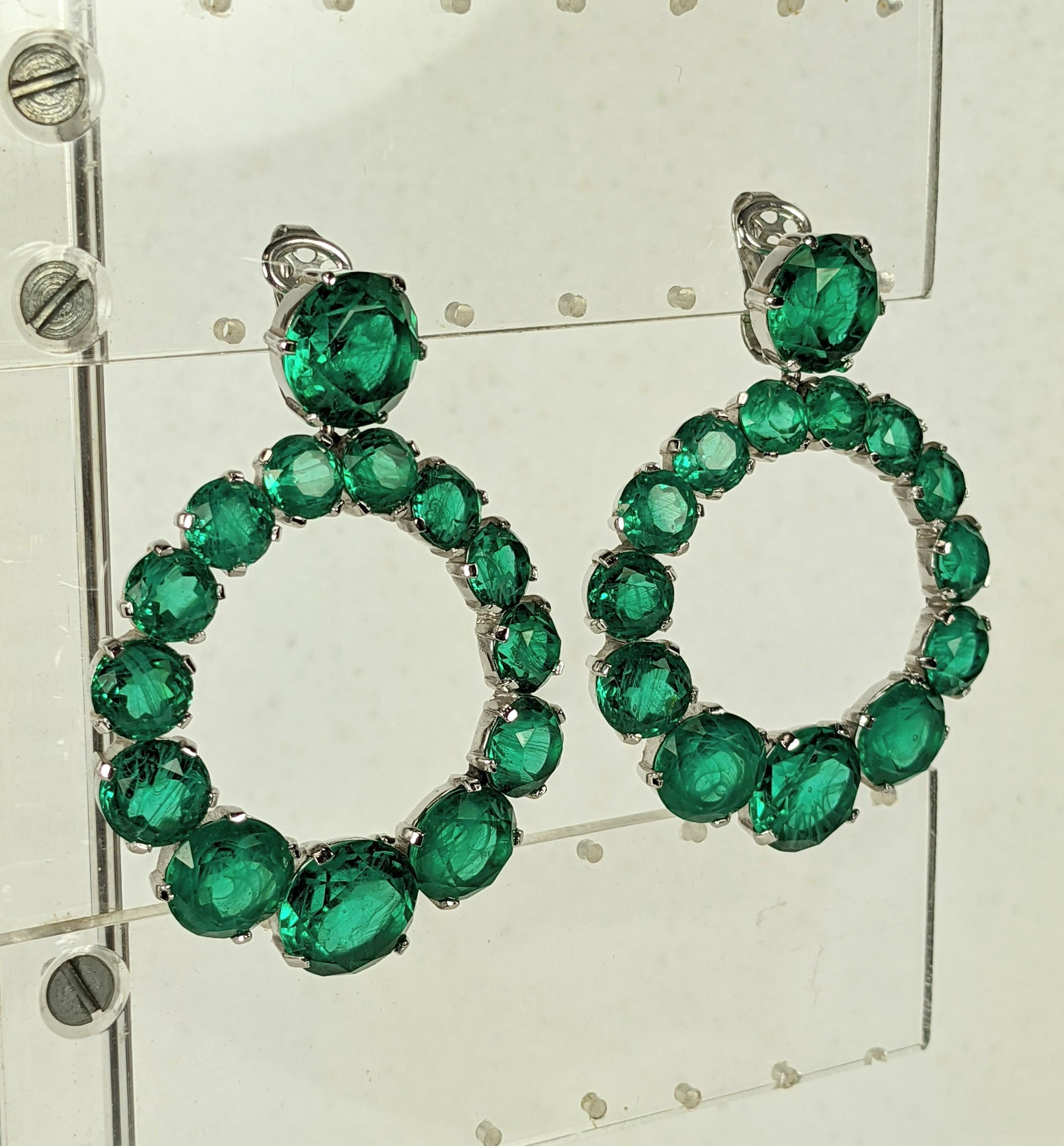 Trifari-Ohrringe mit Smaragdimitat für Damen oder Herren im Angebot