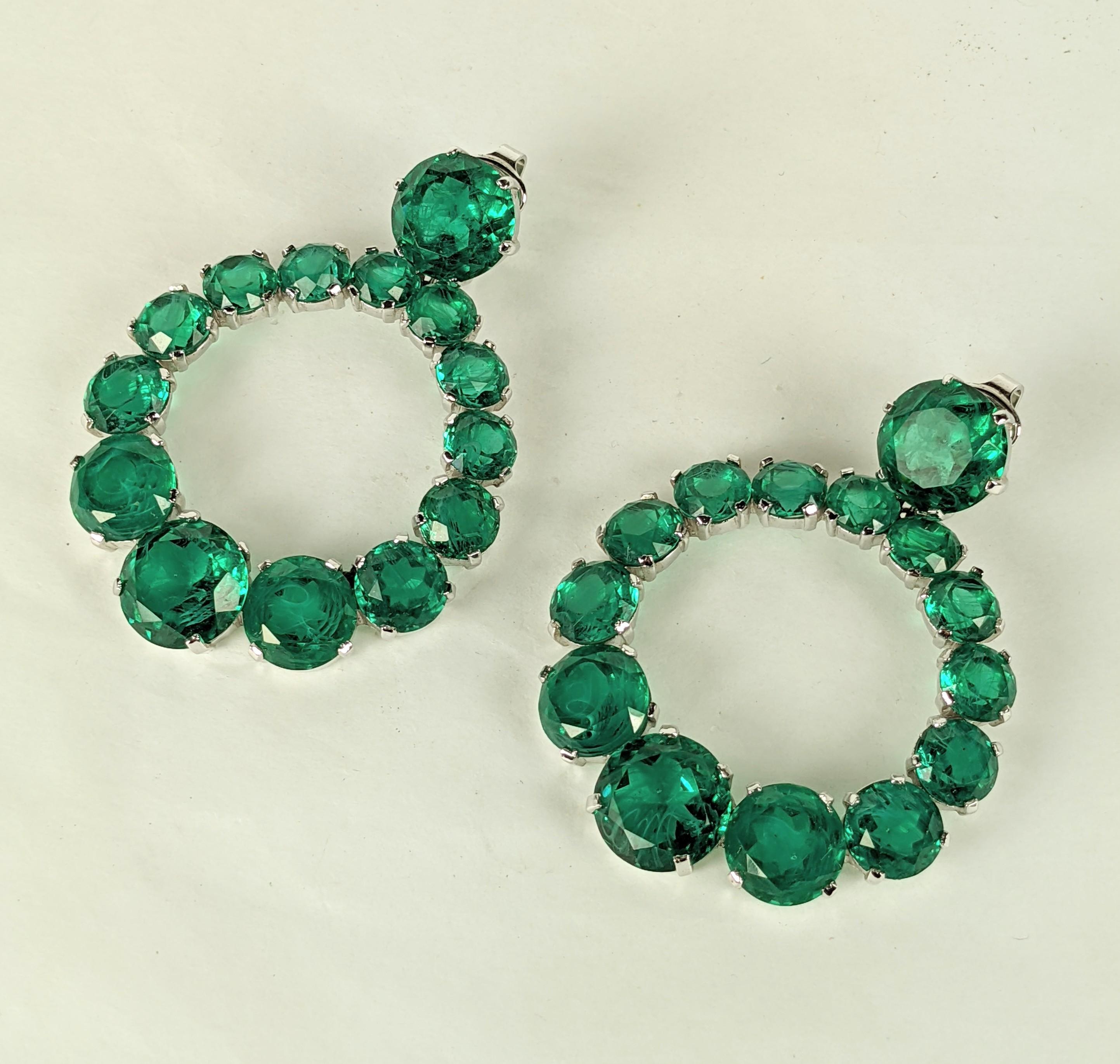Trifari-Ohrringe mit Smaragdimitat im Angebot 1