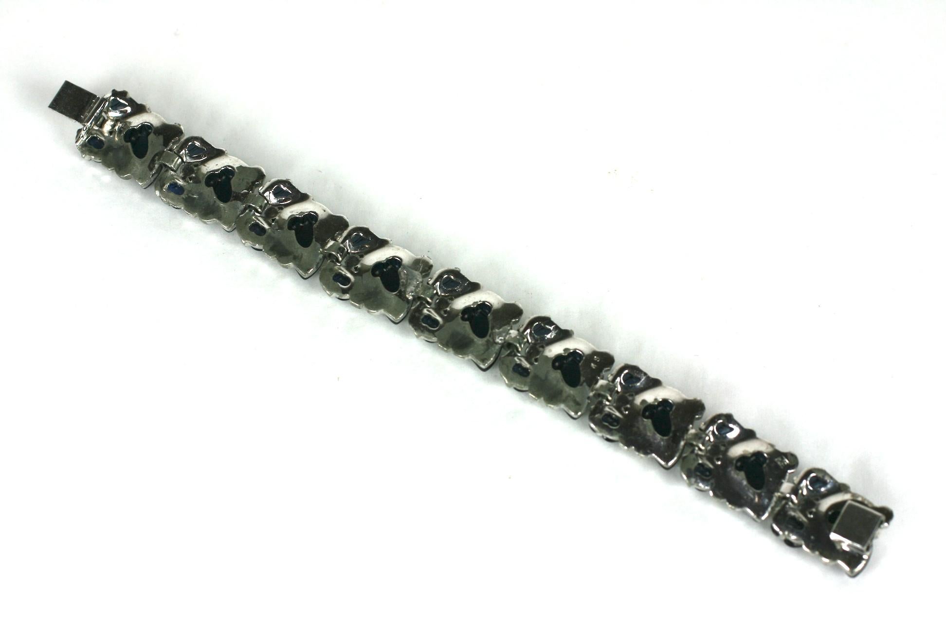 Raro e da collezione bracciale Alfred Philippe for Trifari a nove maglie in metallo rodiato, pavé di cristalli e pietre di macedonia in vetro stampato. Ogni link contiene tre noccioli di macedonia.
Eccellente condizione, firmato Trifari, marchio