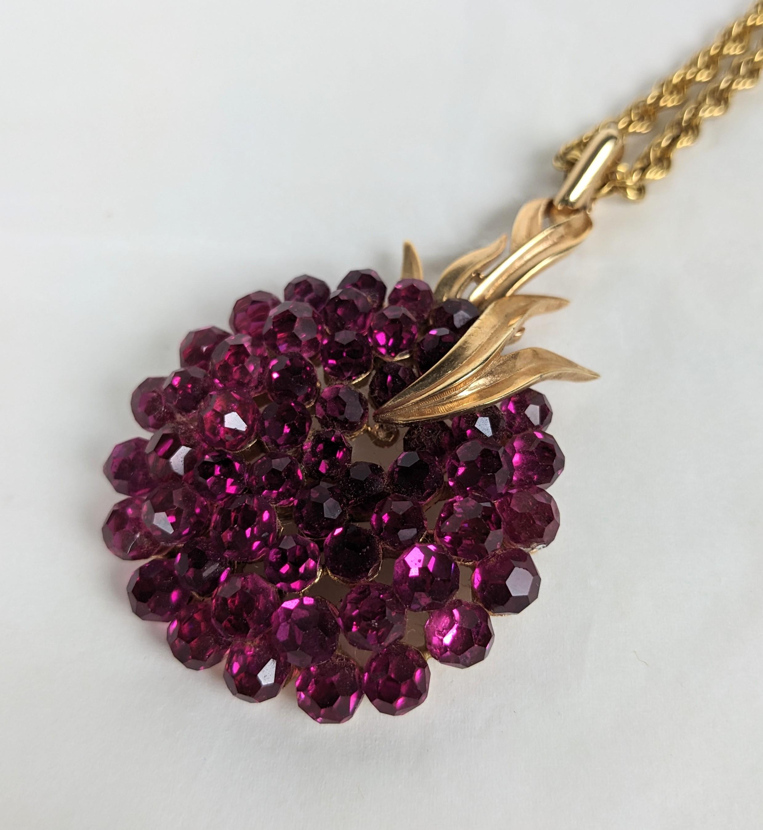 Artigiano Ciondolo in cristallo Swarovski Trifari Fuschia in vendita