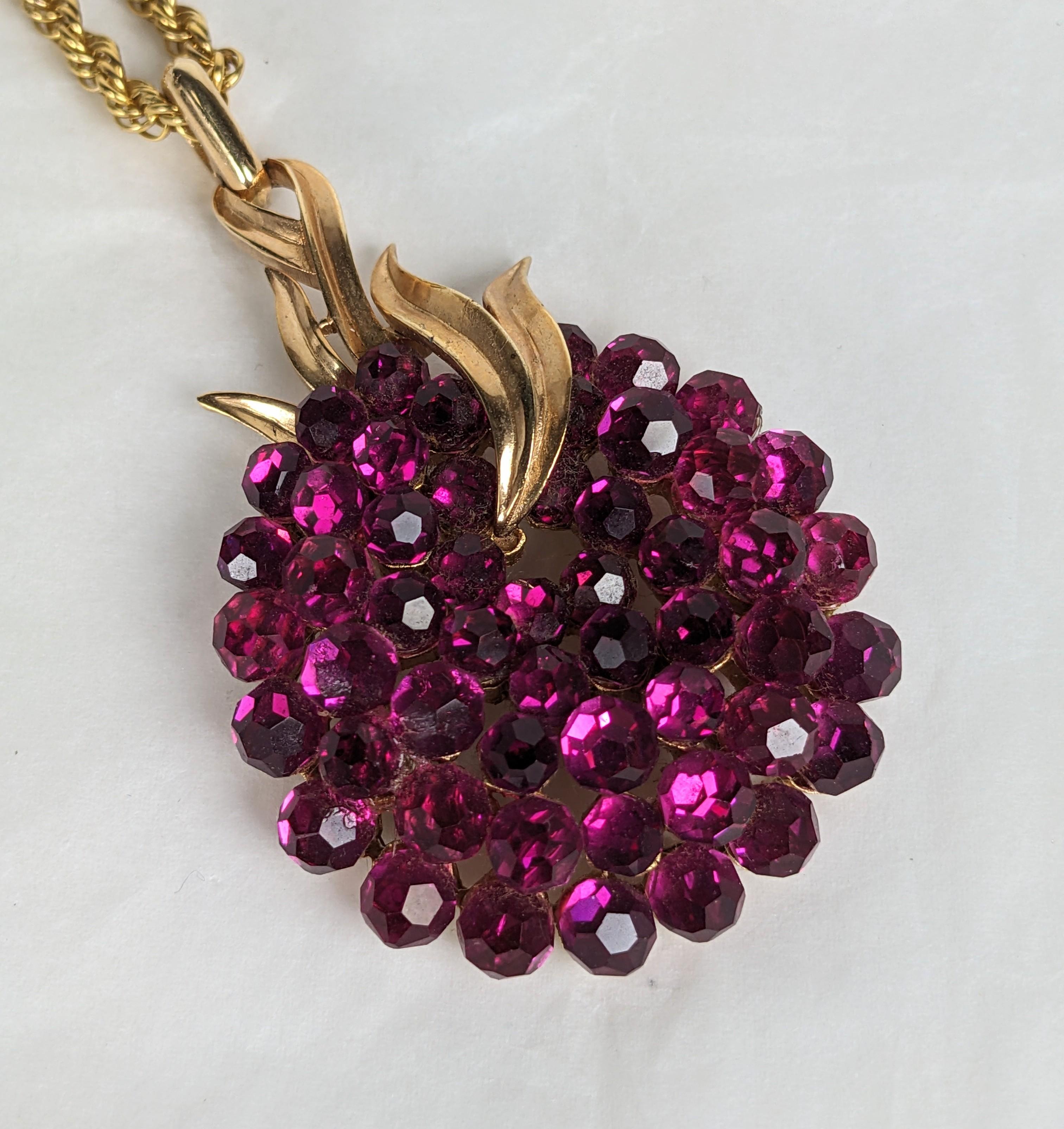 Perlina Ciondolo in cristallo Swarovski Trifari Fuschia in vendita
