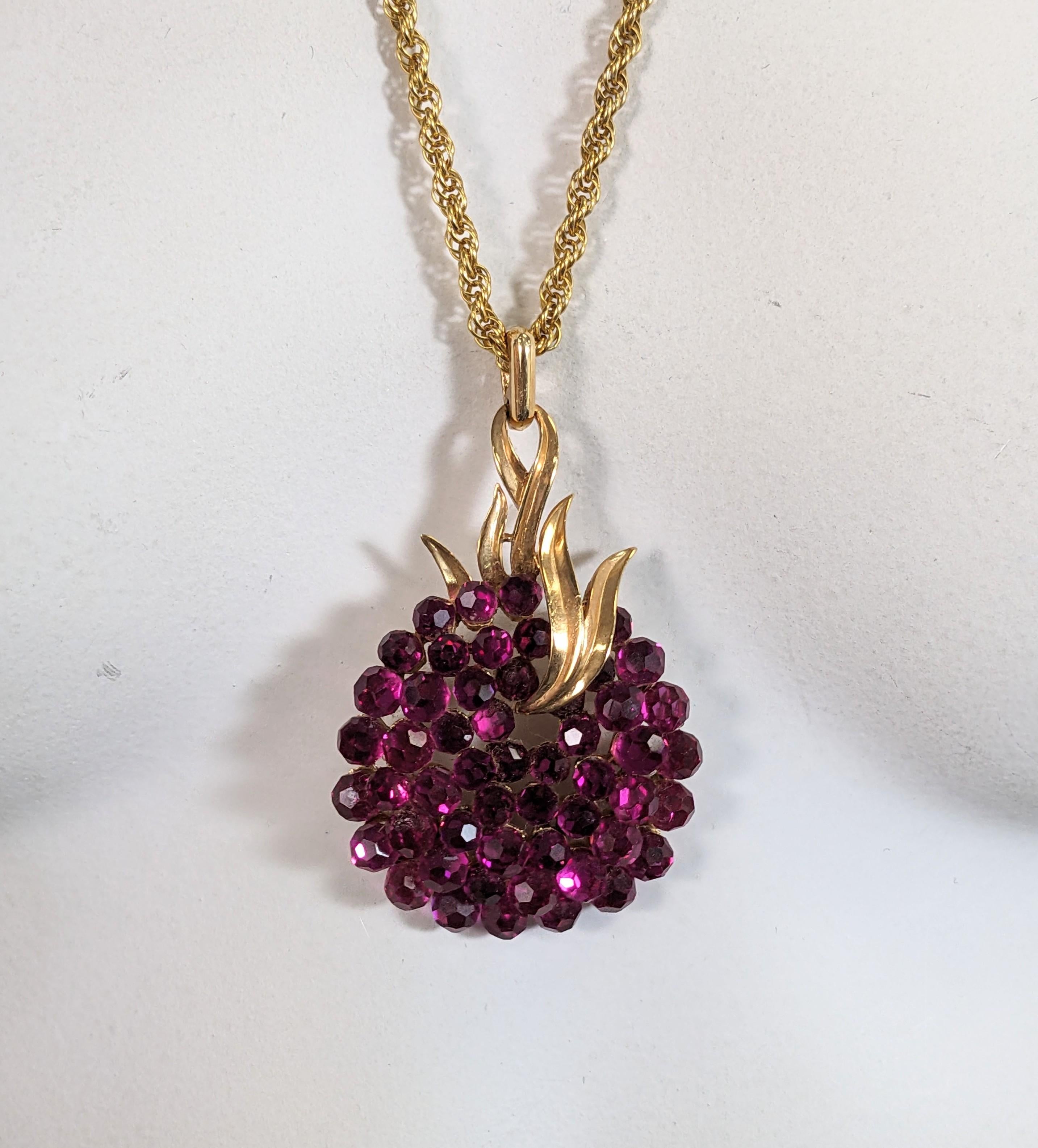 Ciondolo in cristallo Swarovski Trifari Fuschia in vendita 1