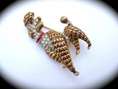 Trifari Broche chien caniche incrustée de cristaux et de métal doré, c. 1960