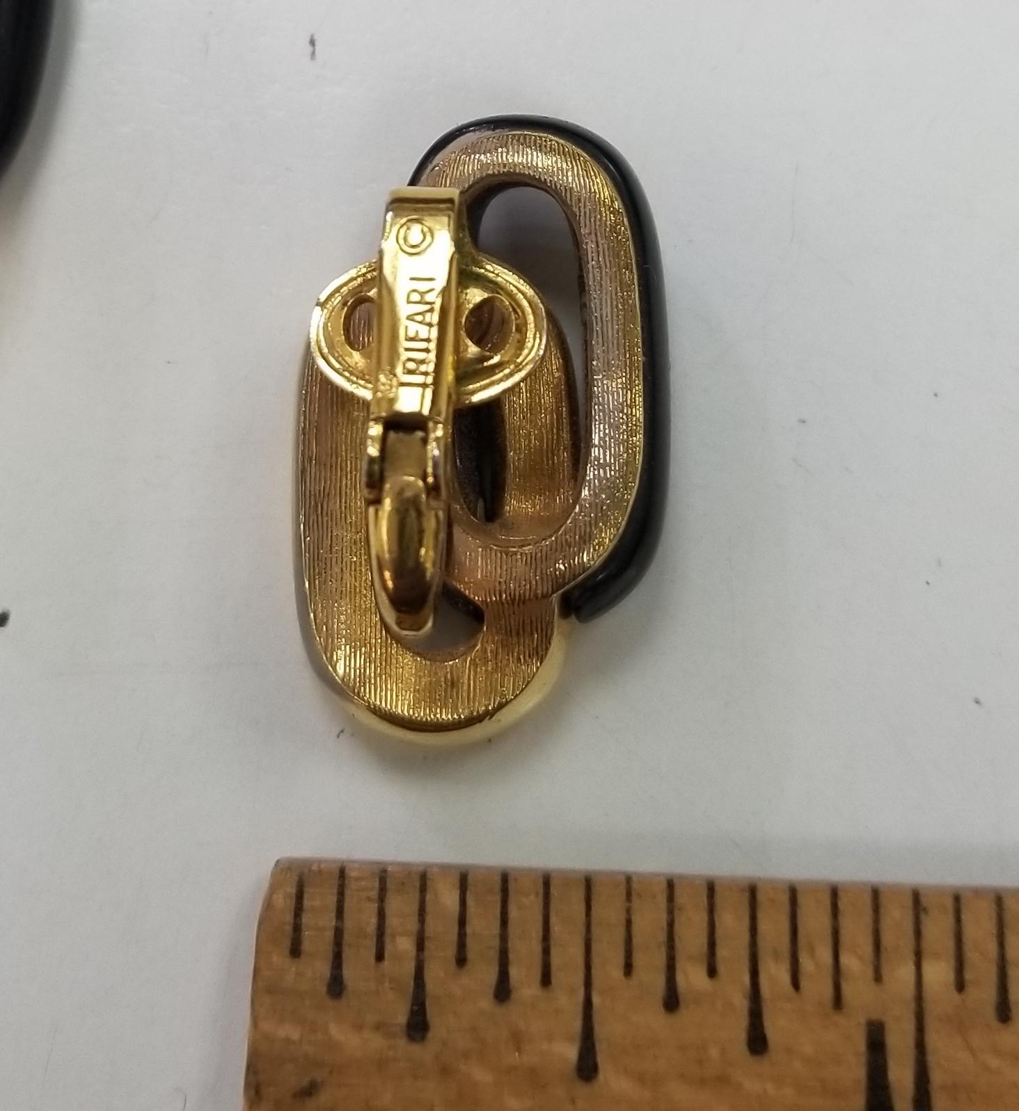 Trifari Gold- und Onyx-Ohrringe aus Kunst (Cabochon)