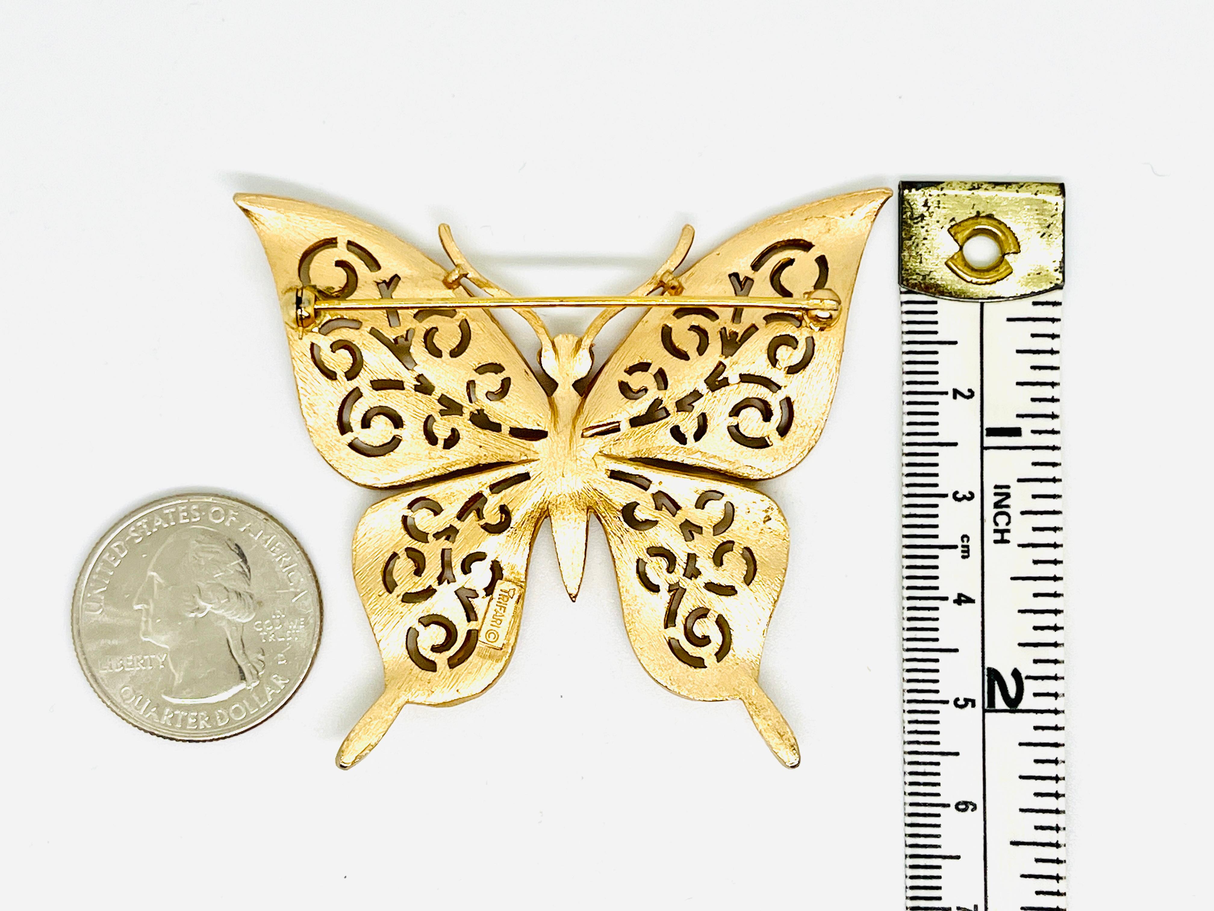 Trifari Gold Florentine Butterfly Brooch, Garnet Cabochon Eyes, Swirl Detail  In Good Condition For Sale In Lynnwood, WA