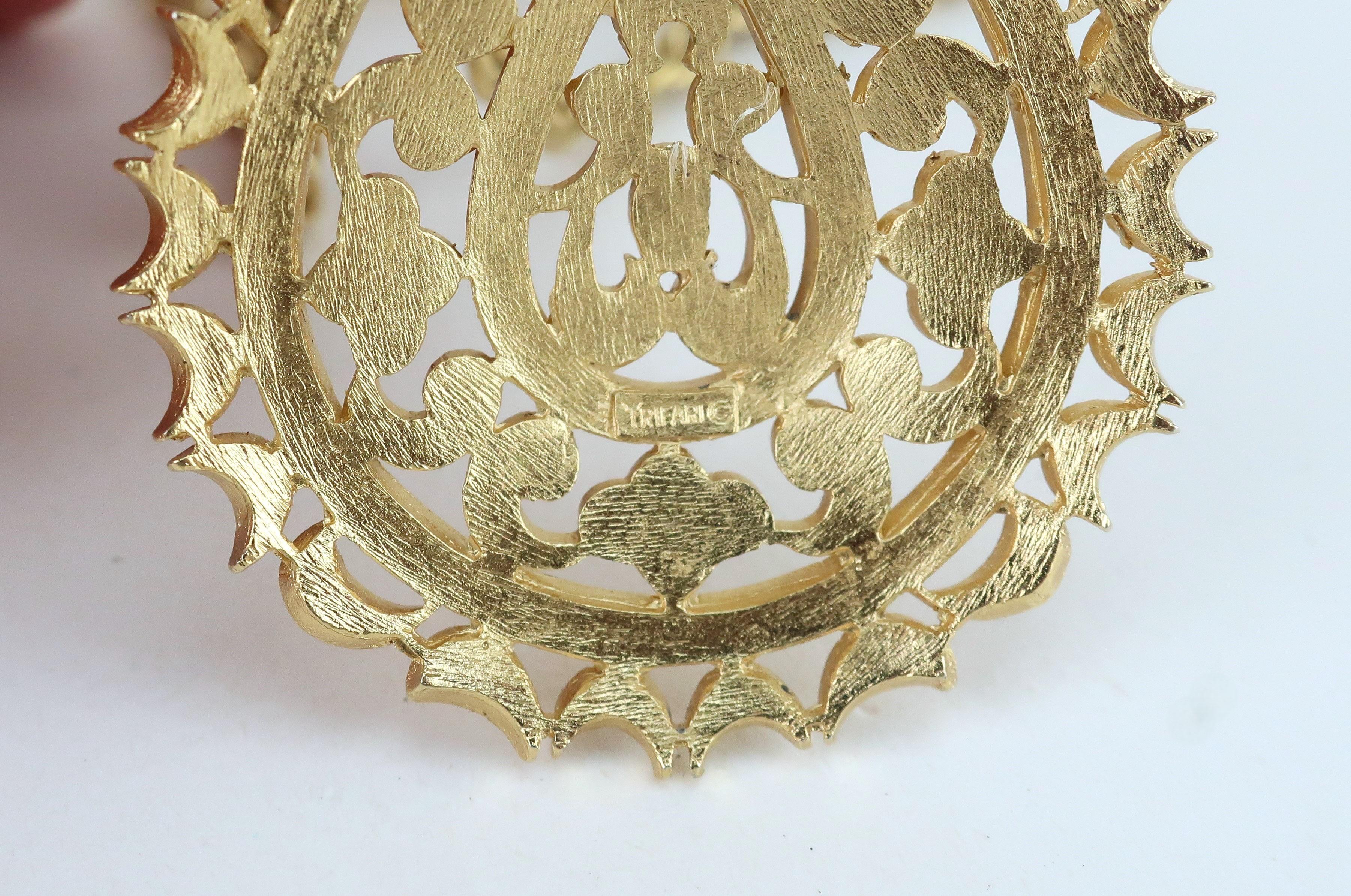 TRIFARI Collar de cadena de varias vueltas con medallón de oro, años 60 en venta 5