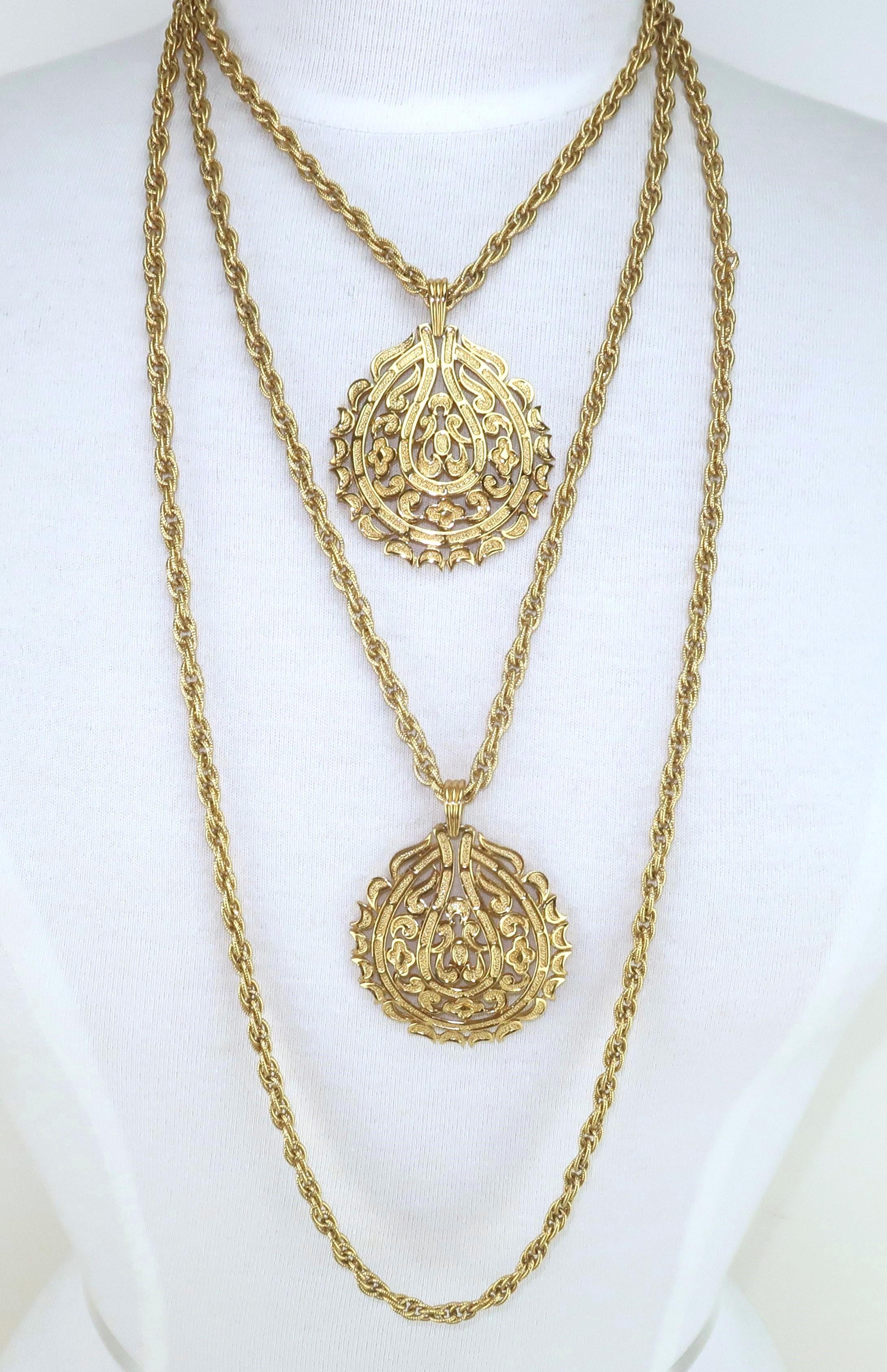 TRIFARI Collar de cadena de varias vueltas con medallón de oro, años 60 Moderno en venta