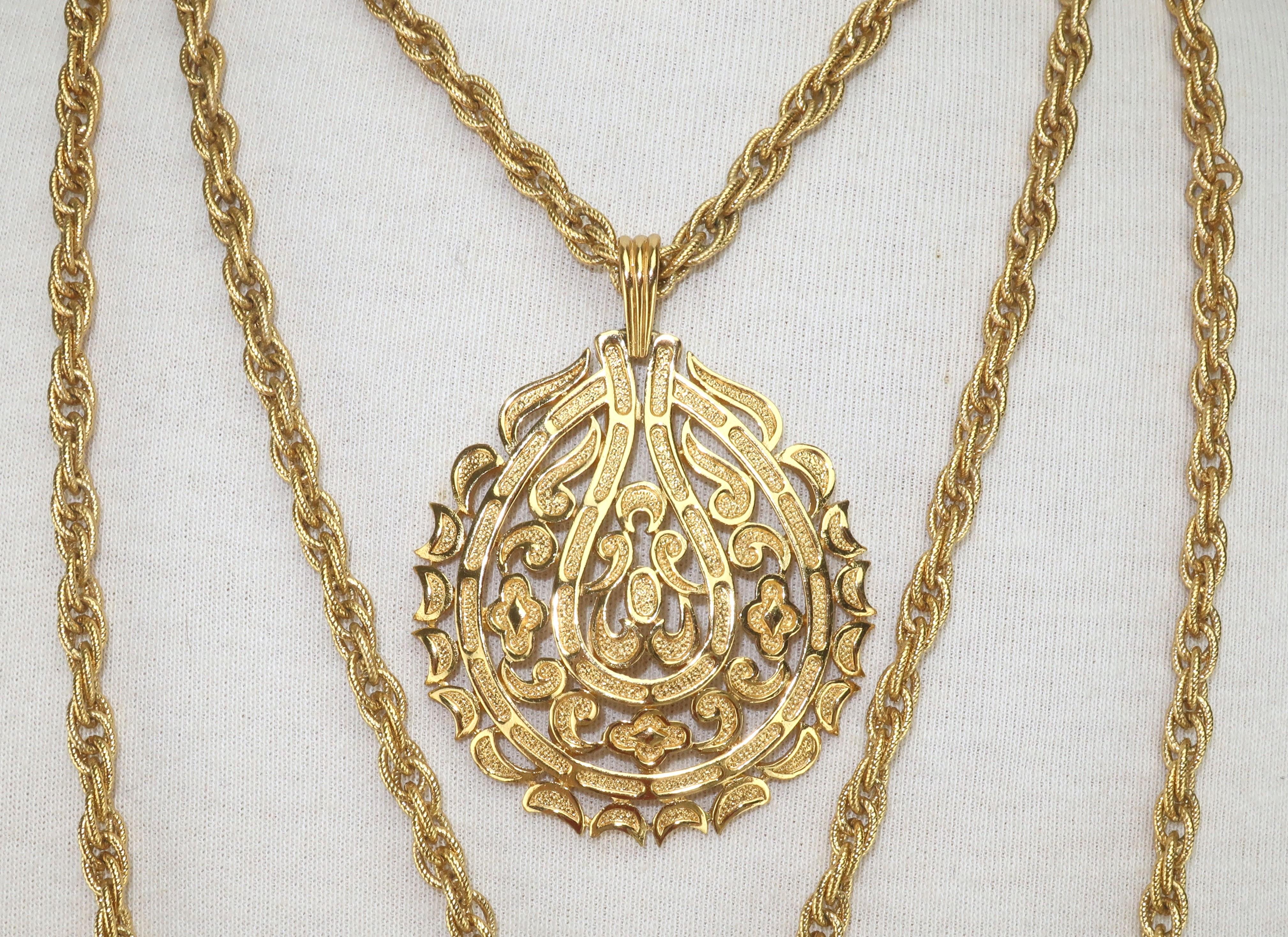 TRIFARI Collar de cadena de varias vueltas con medallón de oro, años 60 en Bueno estado para la venta en Atlanta, GA