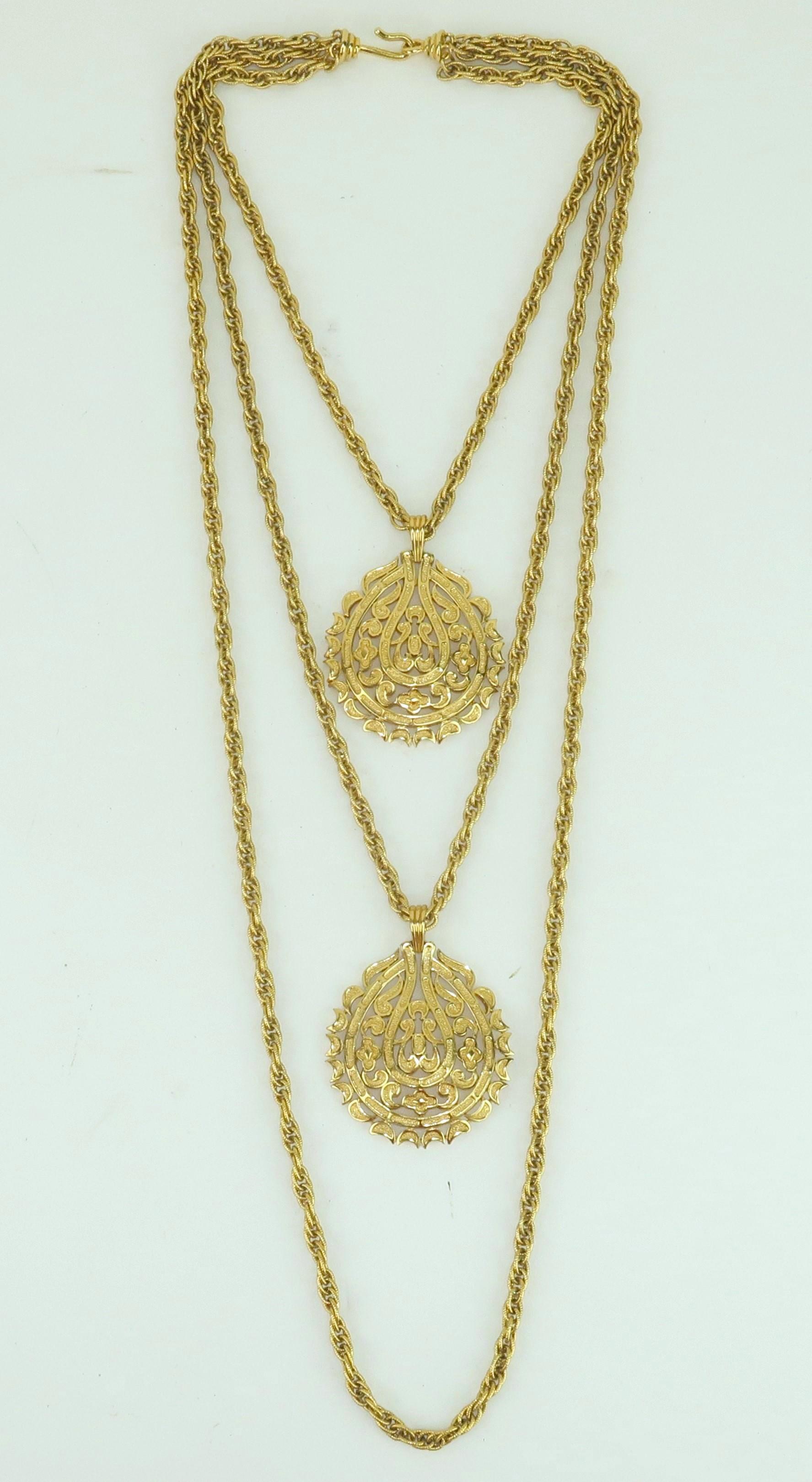 De las mujeres TRIFARI Collar de cadena de varias vueltas con medallón de oro, años 60 en venta