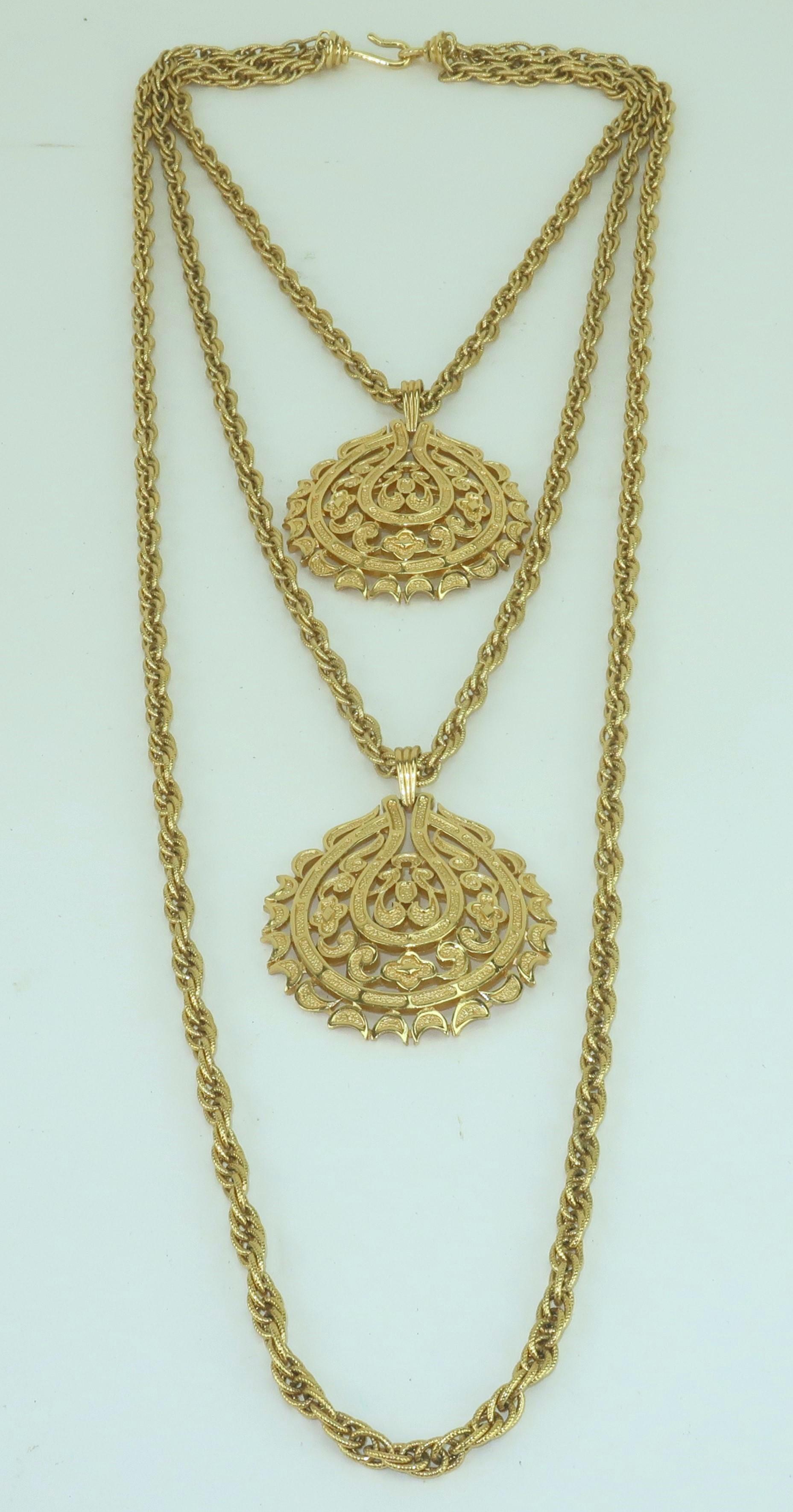 TRIFARI Collar de cadena de varias vueltas con medallón de oro, años 60 en venta 1