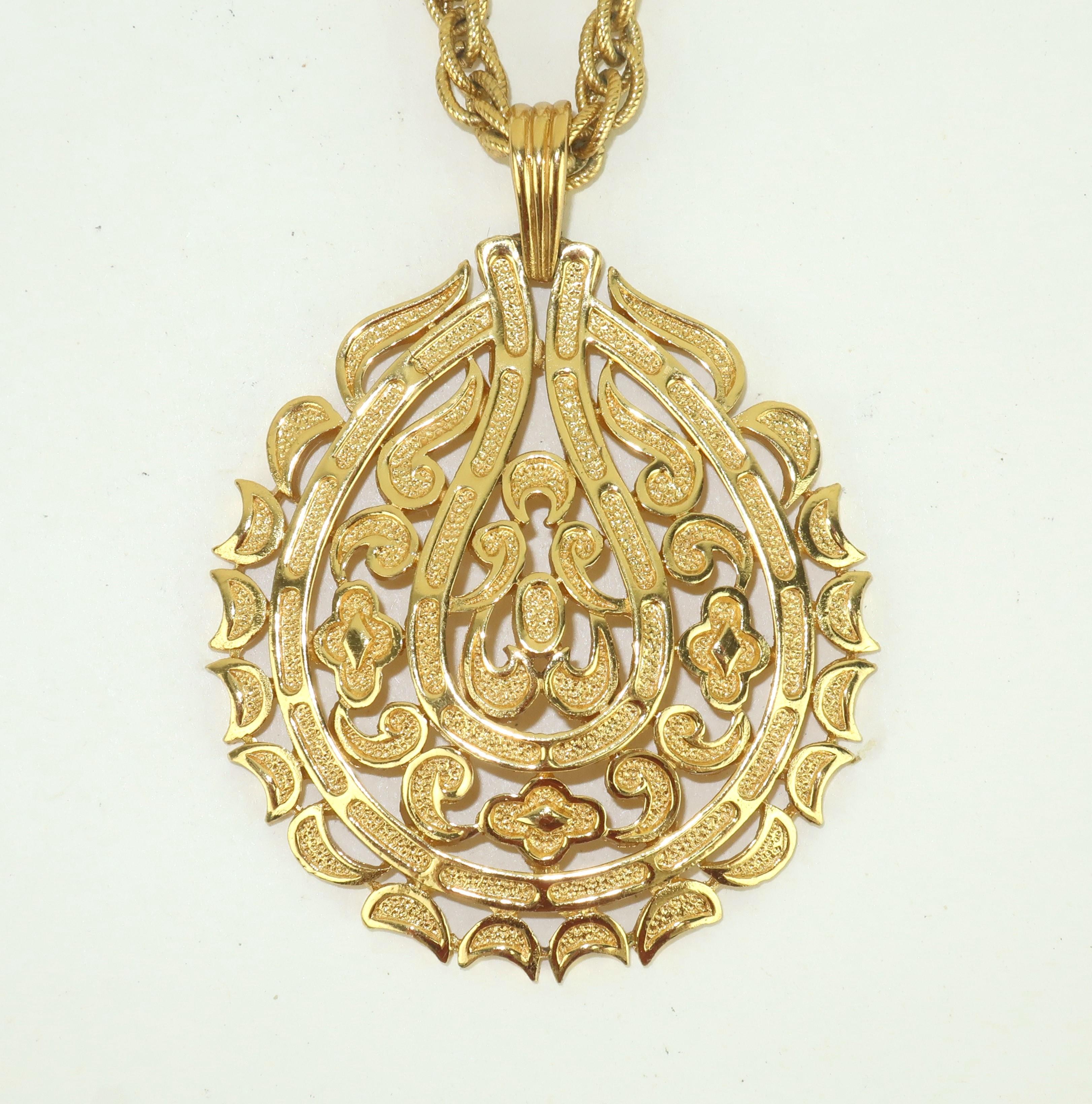 TRIFARI Collar de cadena de varias vueltas con medallón de oro, años 60 en venta 2