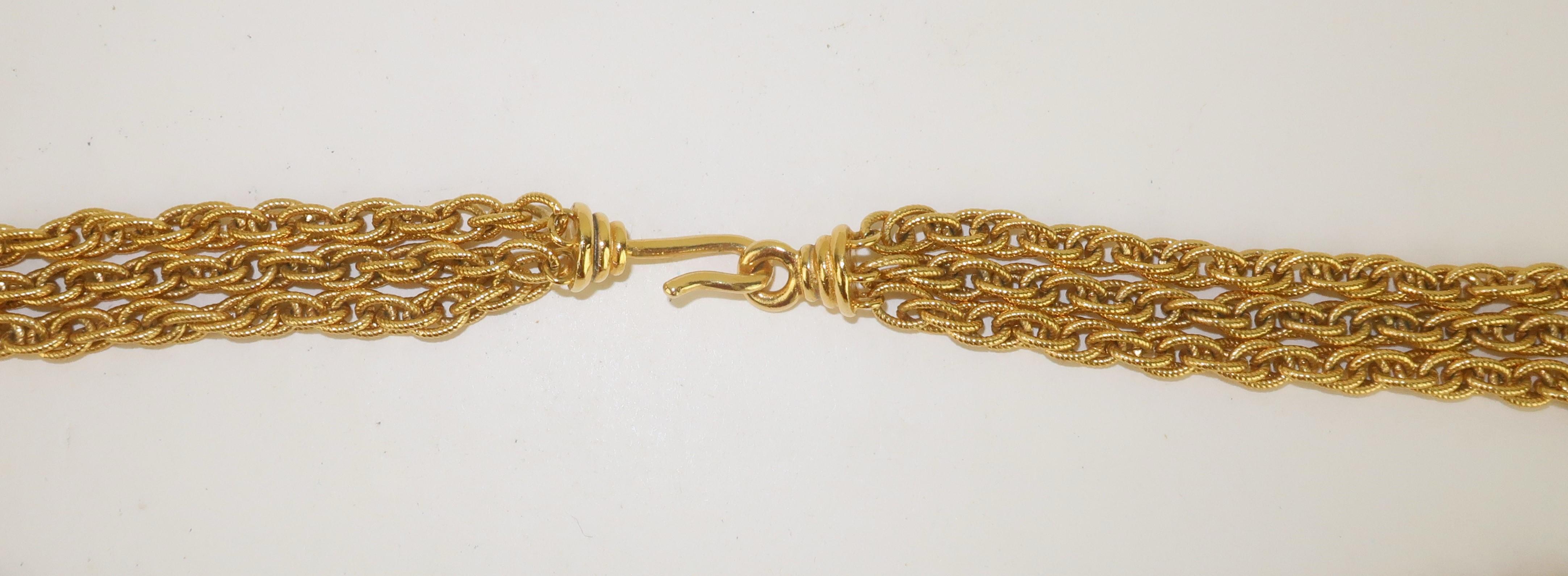 TRIFARI Collar de cadena de varias vueltas con medallón de oro, años 60 en venta 3