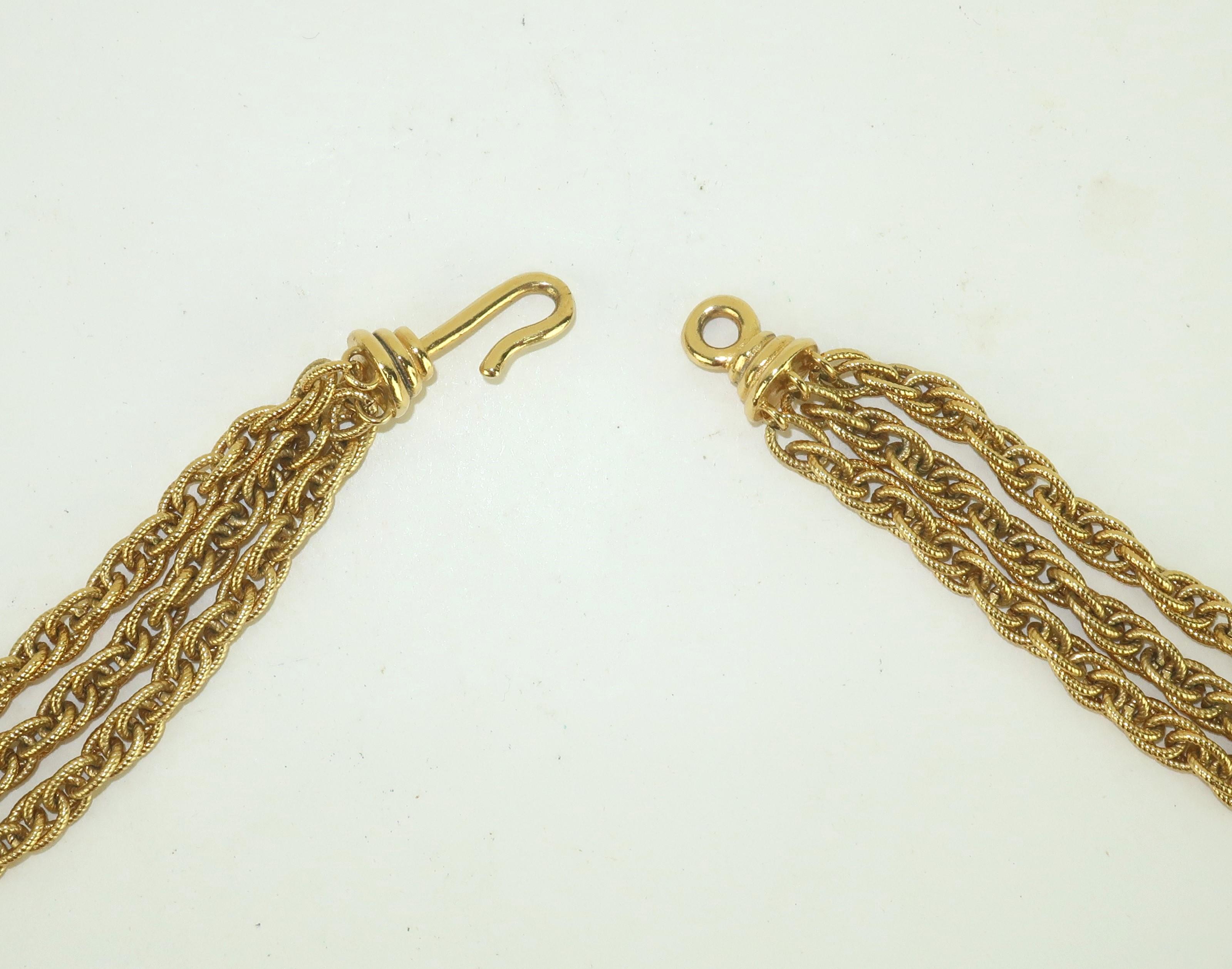 TRIFARI Collar de cadena de varias vueltas con medallón de oro, años 60 en venta 4