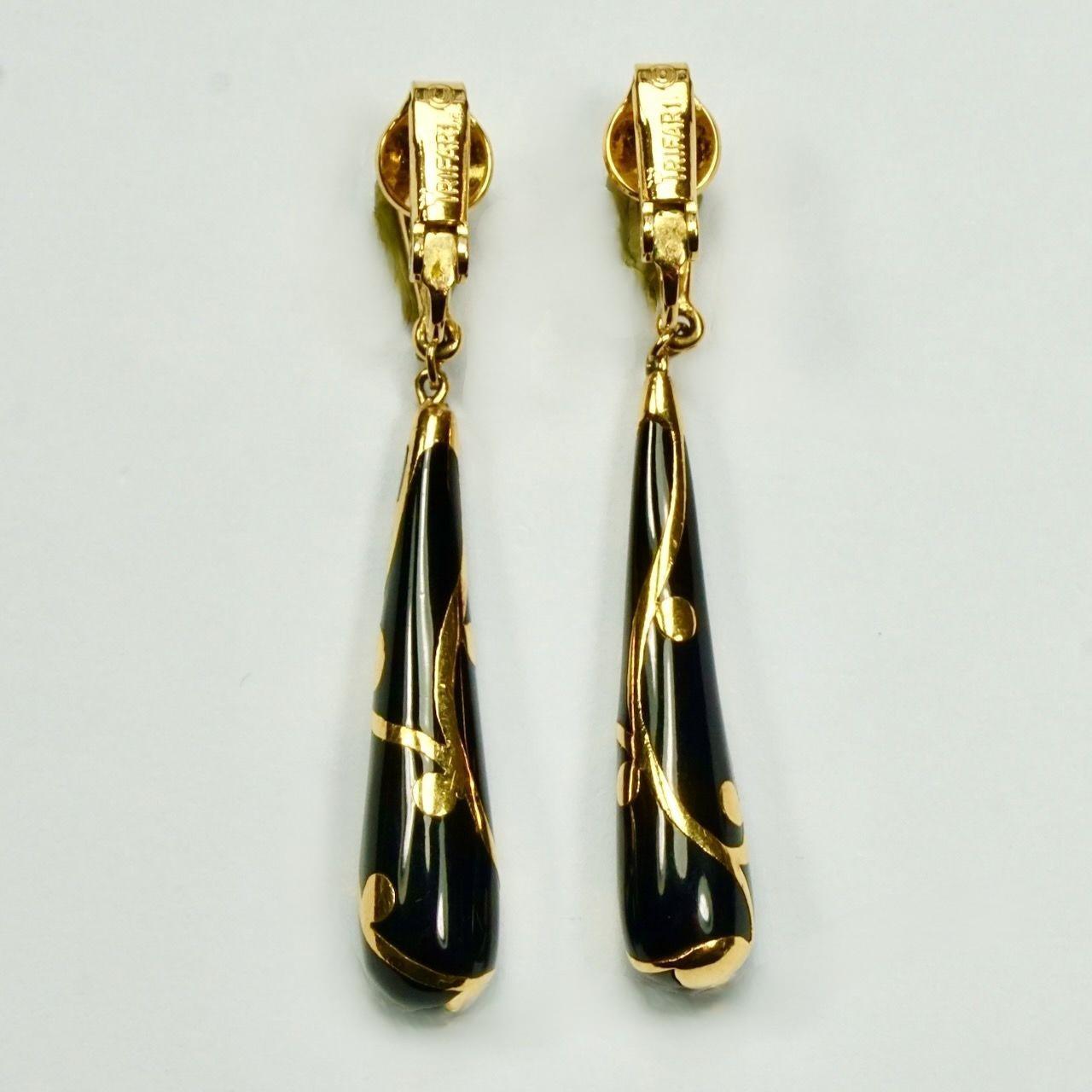 Beautiful Trifari gold plated and black glass drop earrings, featuring a swirl design. Measuring length including the clips 4.7 cm / 1.85 inches. There is some scratching to the gold plate.

These lovely Trifari clip on earrings are circa