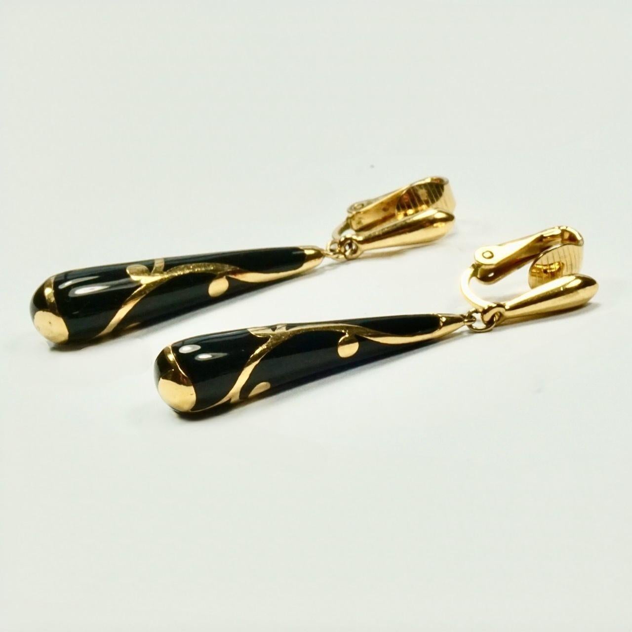 Trifari Gold Plated and Black Glass Drop Clip On Earrings circa 1960s In Good Condition For Sale In London, GB