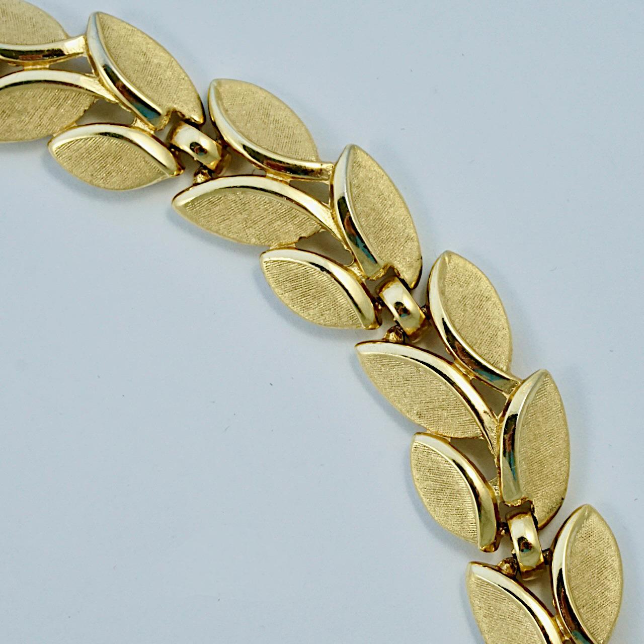 Beautiful Trifari gold plated brushed and shiny leaves link necklace. Measuring length 39.5 cm / 15.5 inches including the extension chain with the Trifari logo charm, by width 1.3 cm / .5 inch. 

This classic Trifari necklace is circa 1960s. It's