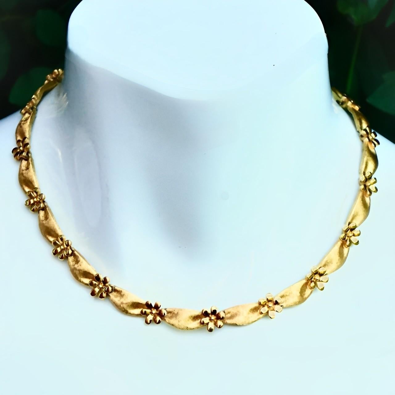 Trifari Gold Plated Ribbon and Flower Necklace In Good Condition For Sale In London, GB