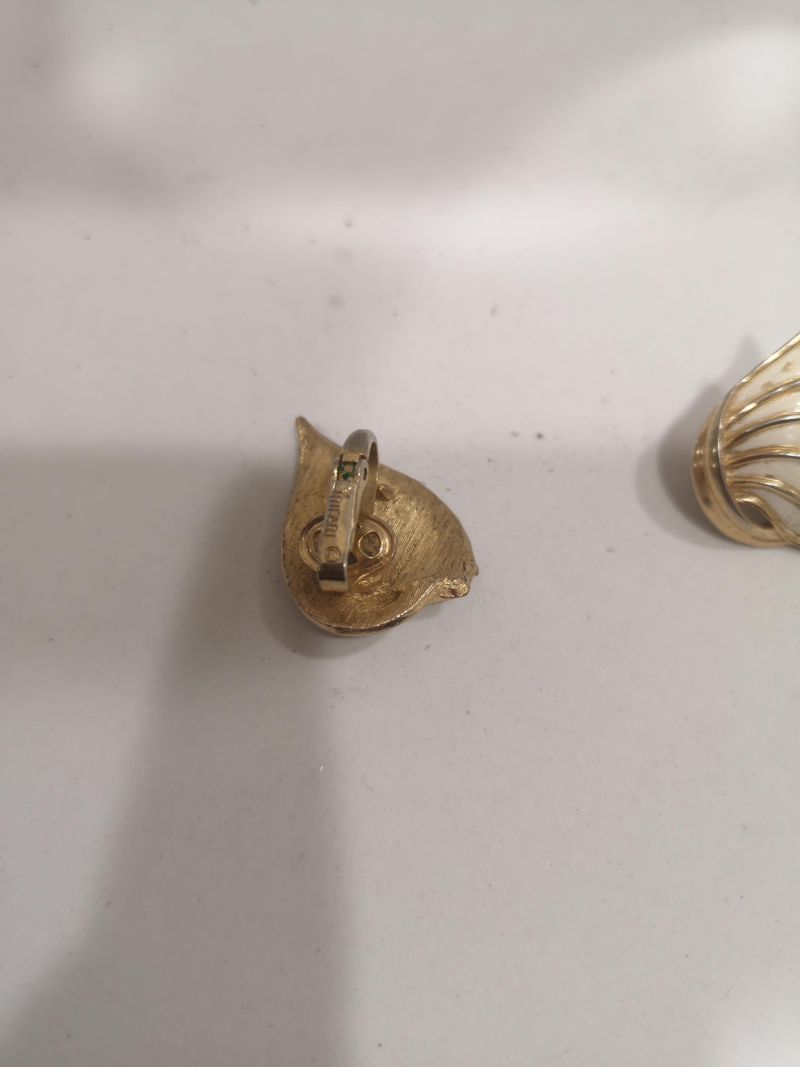 Trifari gold tone white shells clip on earrings
3*2 cm