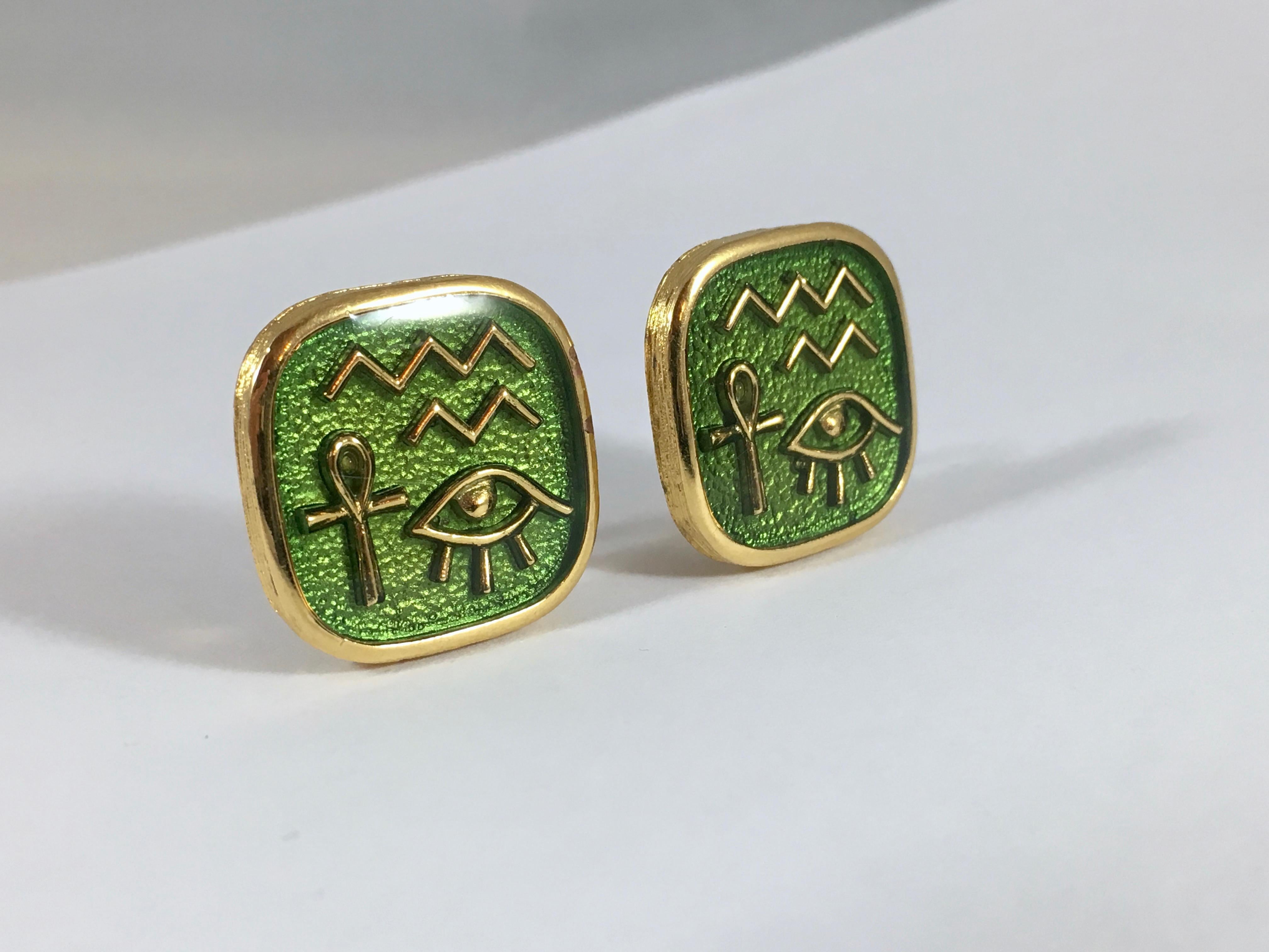 Trifari Green Egyptian Hieroglyph Clip Earrings 1970s In Excellent Condition For Sale In Chicago, IL