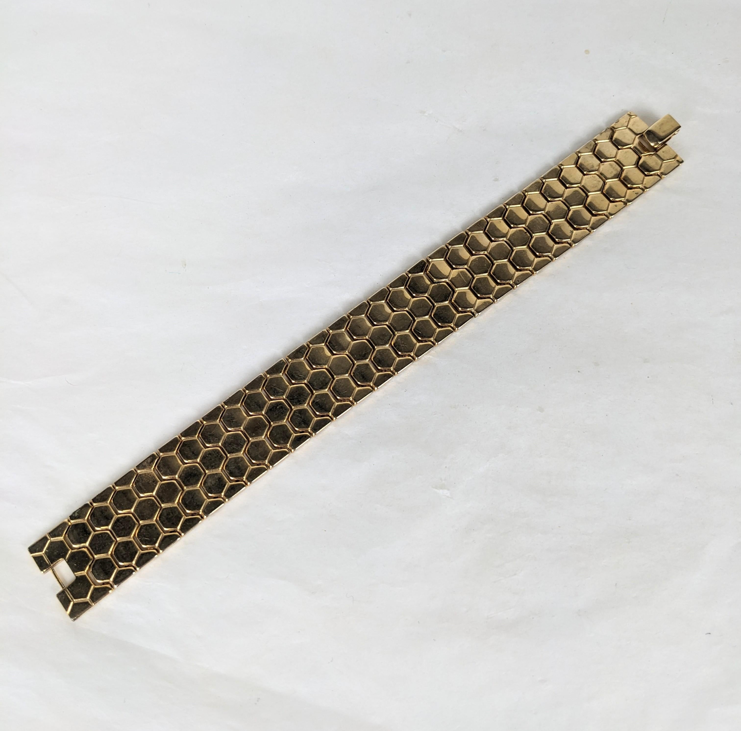 Timeless design by Alfred Philippe for Trifari,  Retro honeycomb bracelet. The articulated honeycomb links of 14 carat yellow gold plate. 1940's USA. Excellent Condition, 7.25
