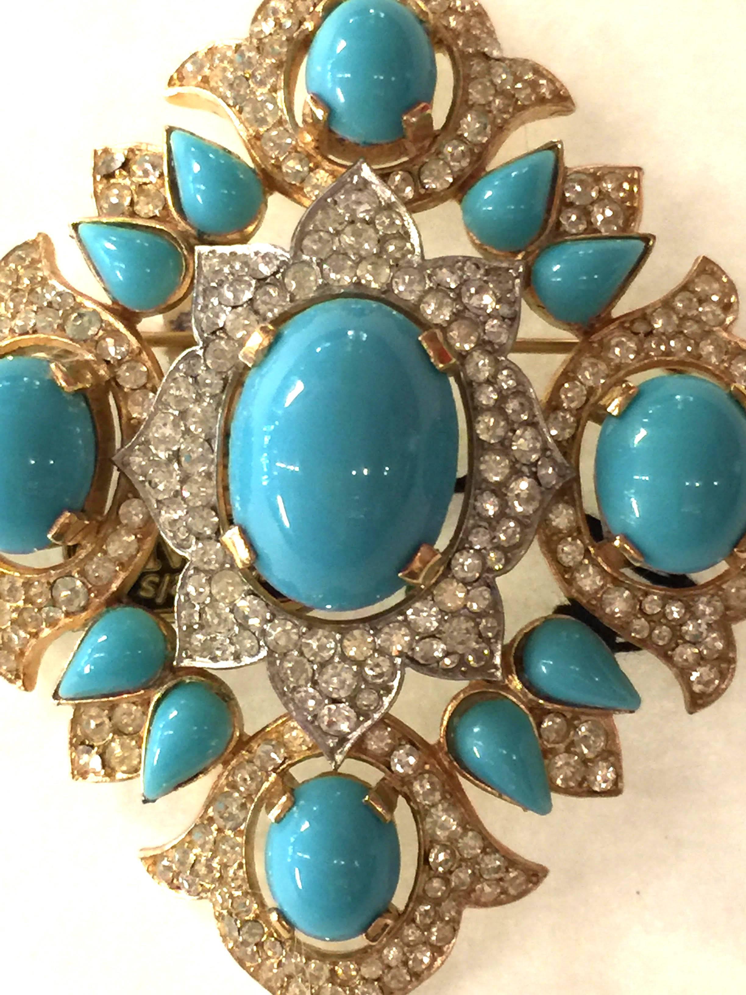 Trifari Jewels of India Goldtone Turquoise Cab & Diamante Quatrefoil Brooch Pin In Excellent Condition In Palm Springs, CA