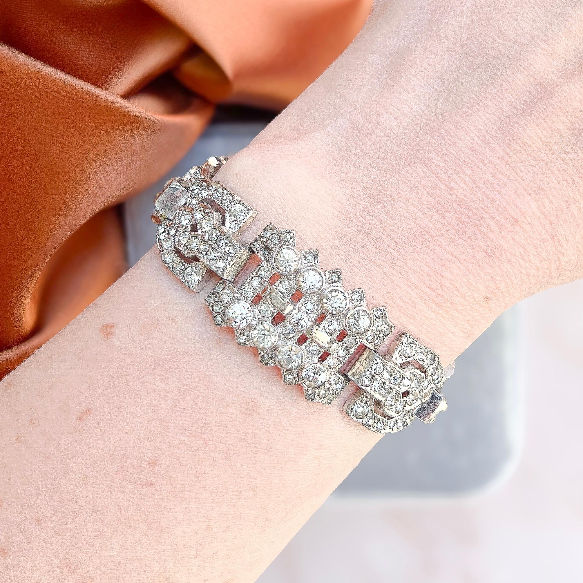 Muy Deco, esta pulsera data de finales de los años 20 y es una de las primeras creaciones de Trifari.  

Informe de estado:
Bien -  Algunas piedras de pasta están un poco oscurecidas por el paso del tiempo. Sin embargo, la pieza sigue brillando muy
