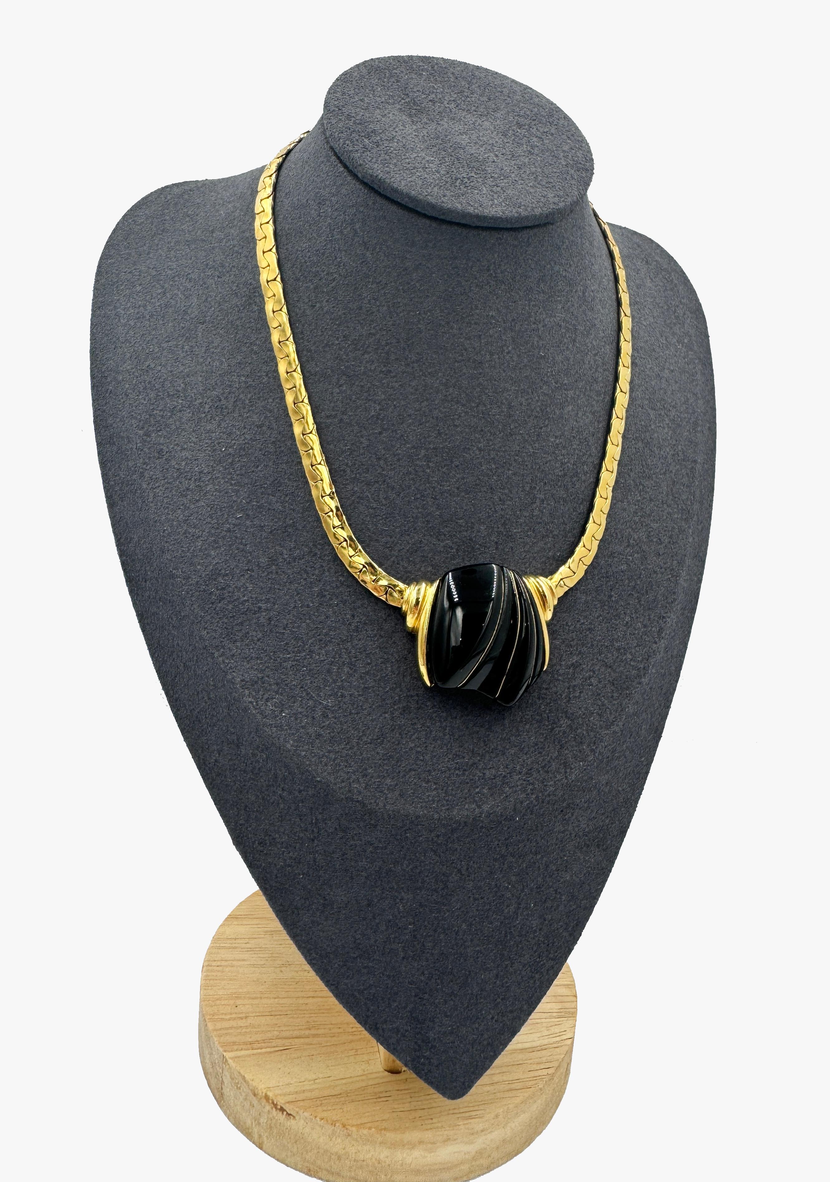 Trifari necklace and earrings vintage gold-tone metal set. 

Necklace length – 40 cm

Earring length – 4,5 cm

Condition – very good

........Additional information ........

- Photo might be slightly different from actual item in terms of color due
