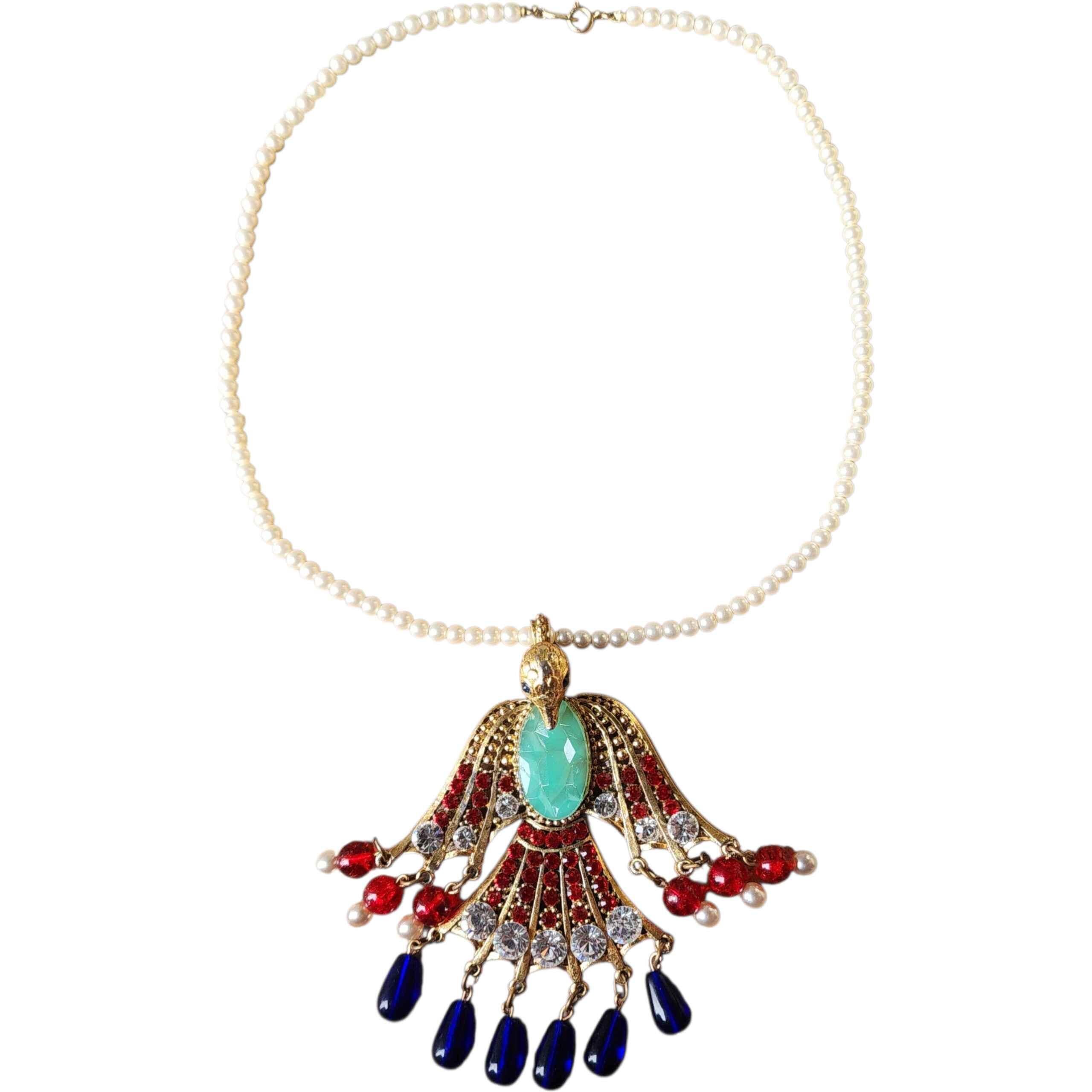 Greco classico Collana con uccello patriottico di Trifari con perle finte, strass e cobalto in vendita