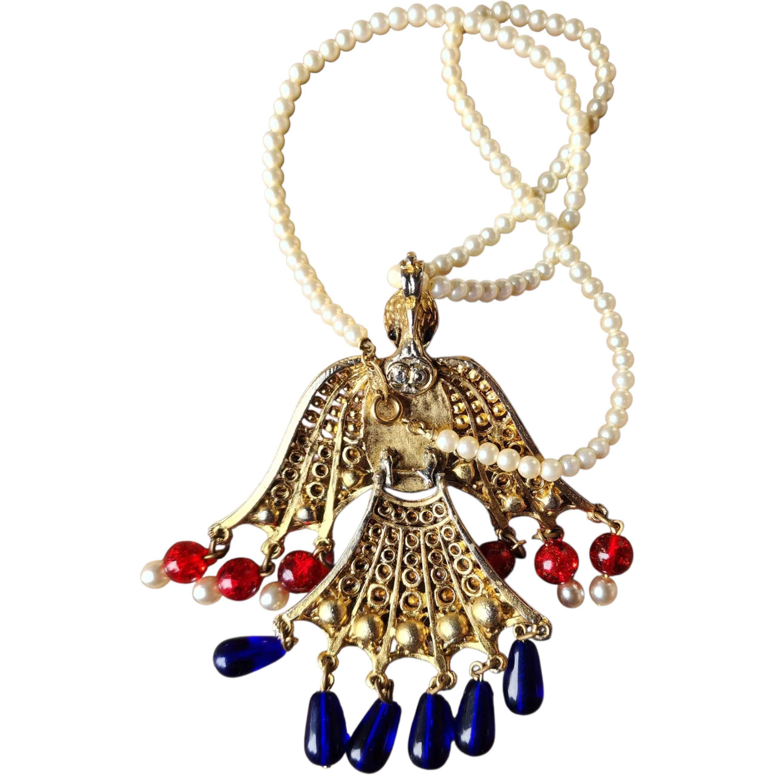 Taglio baguette Collana con uccello patriottico di Trifari con perle finte, strass e cobalto in vendita