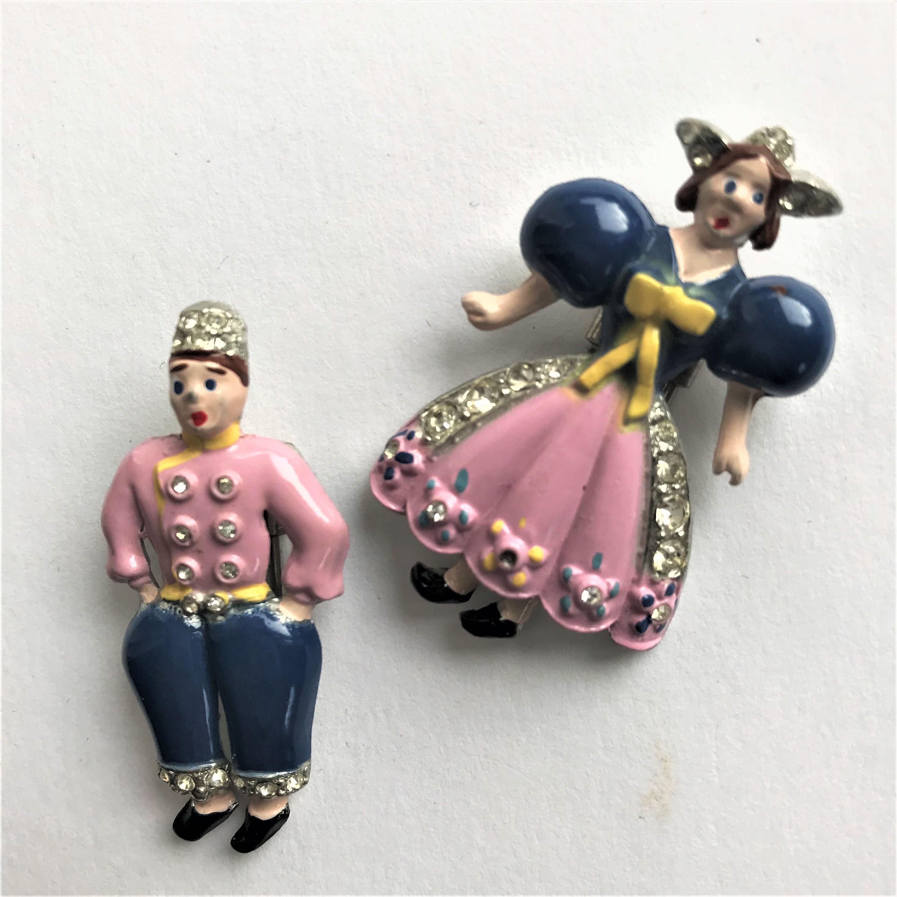 A nice Dutch couple pin clip dressed in Dutch costume rose and blue with a Dutch hood and kepi.
Size: Mr. 4 x 2 cm, Mrs. 4,2 x 2,5 cm. Rhodium plated bas metal. rhinestones, enamelling.
Not signed, around 1945, in perfect condition.