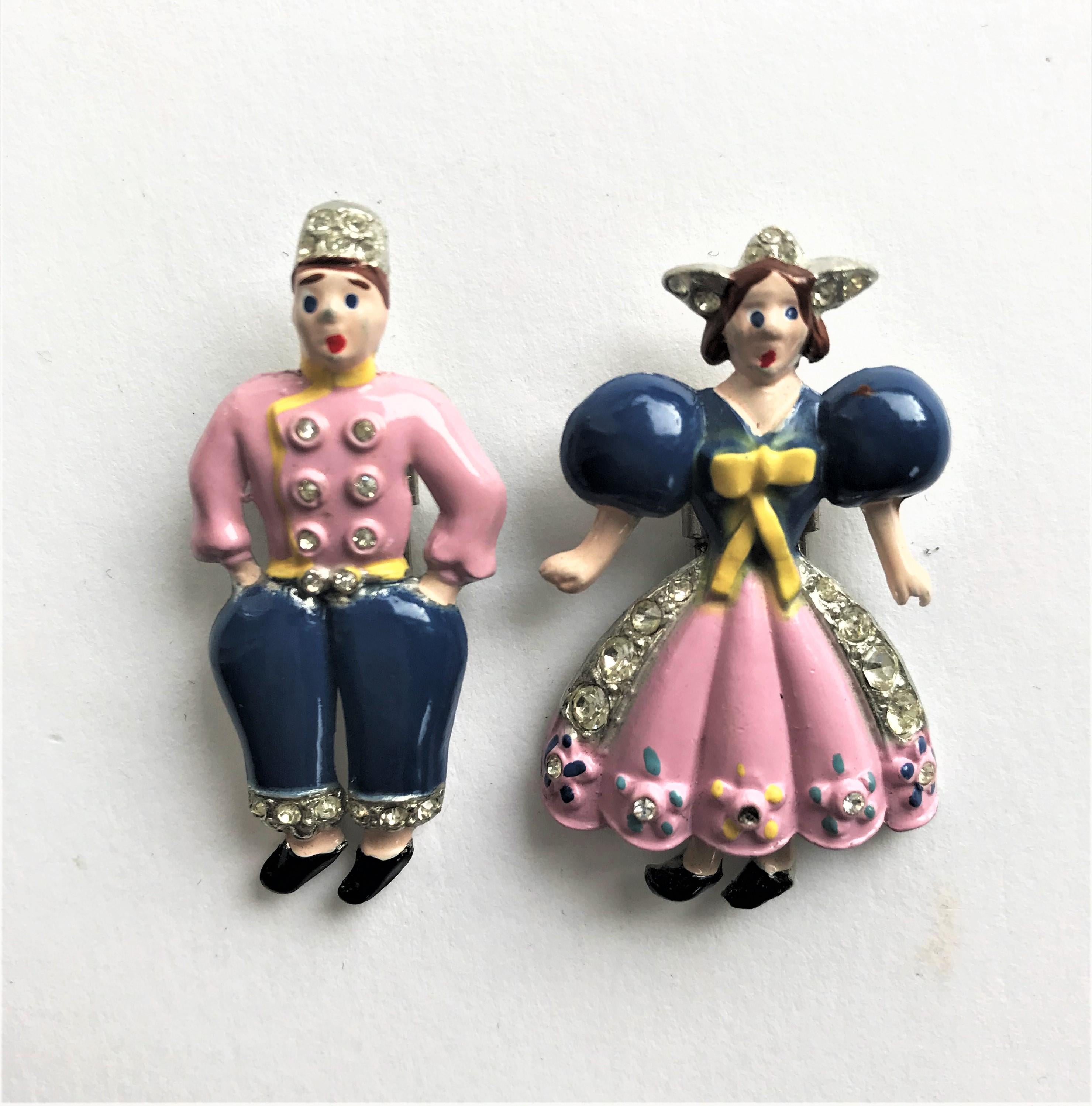 Trifari pave and enamel 'Mr and Mrs. Dutch Pair of pin clip 1945 In Good Condition For Sale In Stuttgart, DE