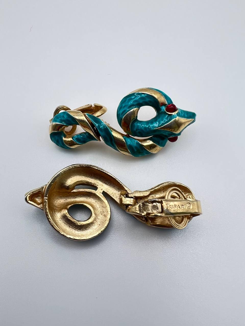 Vintage rare clip on earrings by Trifari featuring a snake in turquoise color with red rhinestone eyes.  In green and gold colors.
Period: 1960s, Garden of Eden collection by Alfred Philippe. 
Condition: very good
........Additional information