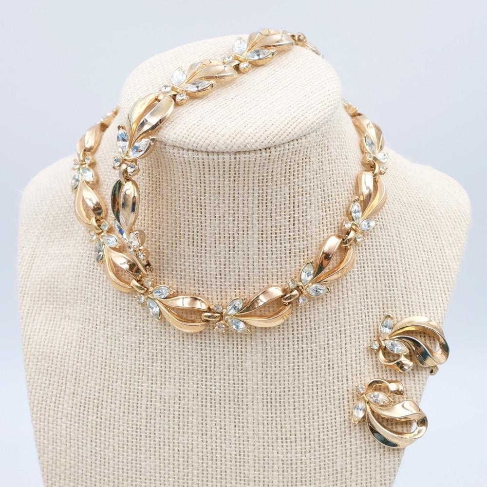 Period: 1950
Hallmark: Trifari
Condition: perfect
Dimensions: necklace L 13-15.4 Inch (adjustable), bracelet L 7 Inch, earrings 1.2 Inch
Materials: base metal, rhinestones
Free worldwide shipping.