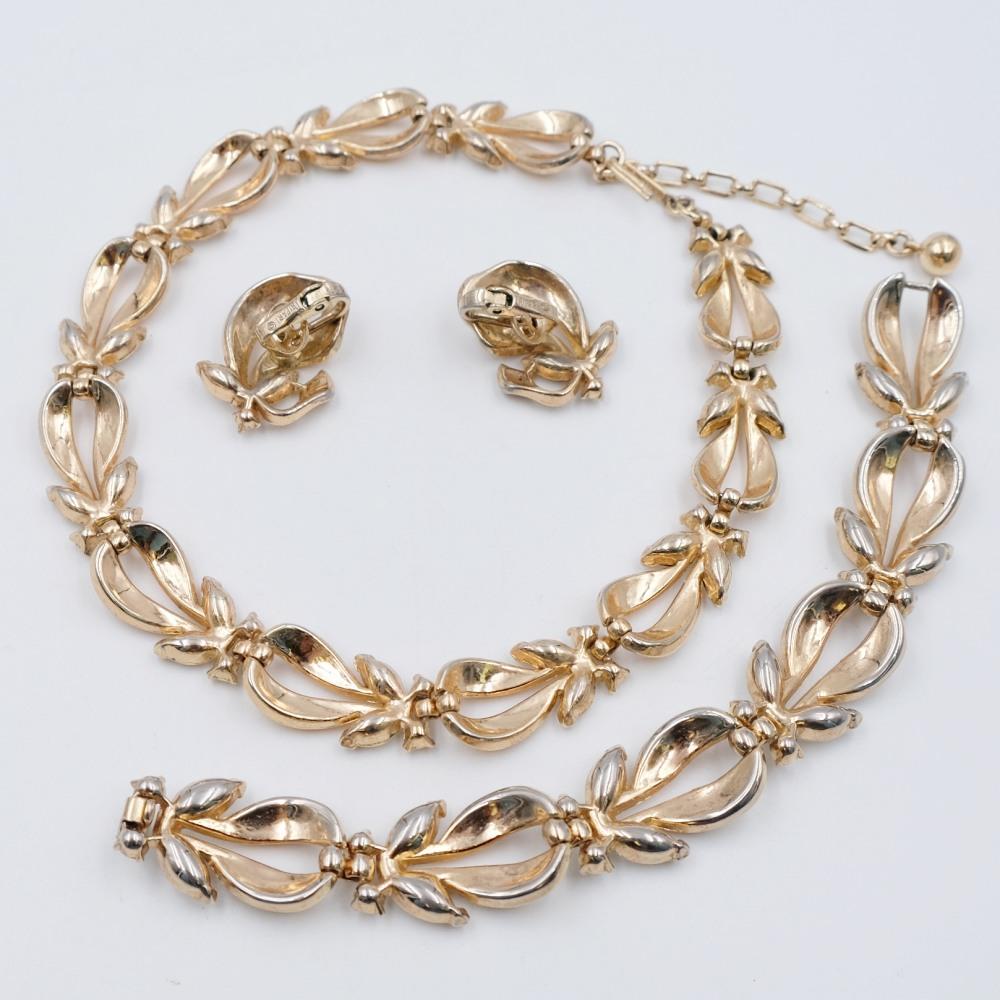 Trifari Set 1950s Necklace, Bracelet and Earrings In Excellent Condition In Austin, TX