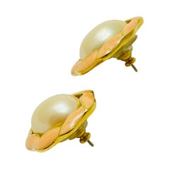 Orecchini firmati Trifari con perle e smalto d'oro