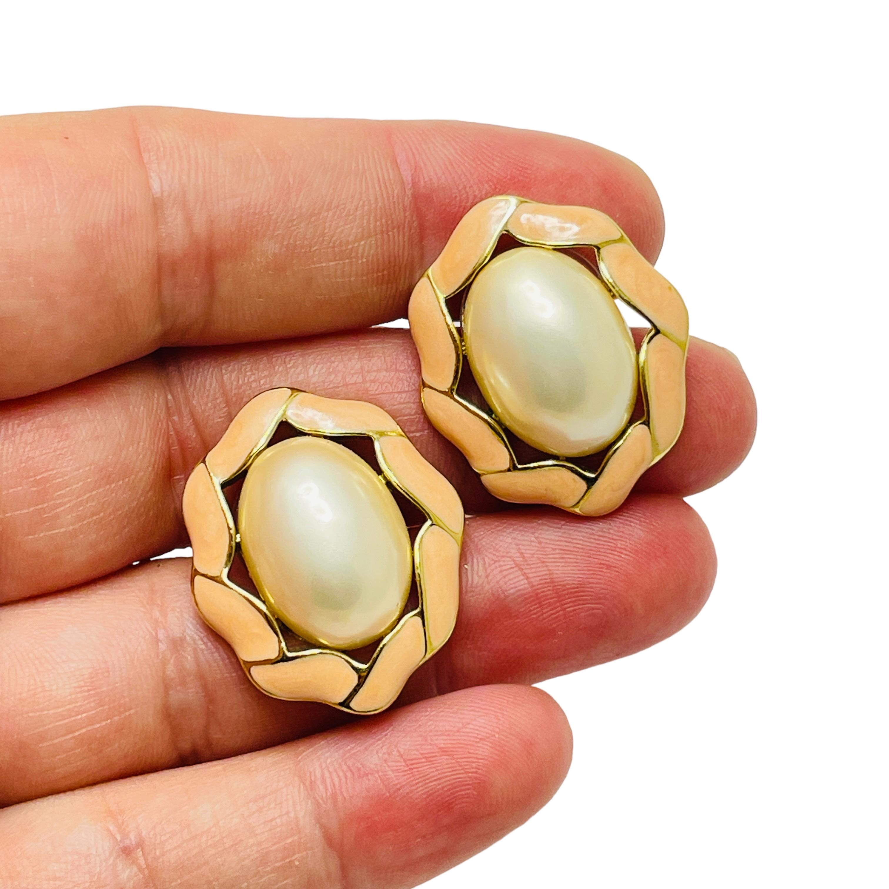 Donna Orecchini firmati Trifari con perle e smalto d'oro in vendita