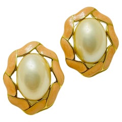 Orecchini firmati Trifari con perle e smalto d'oro