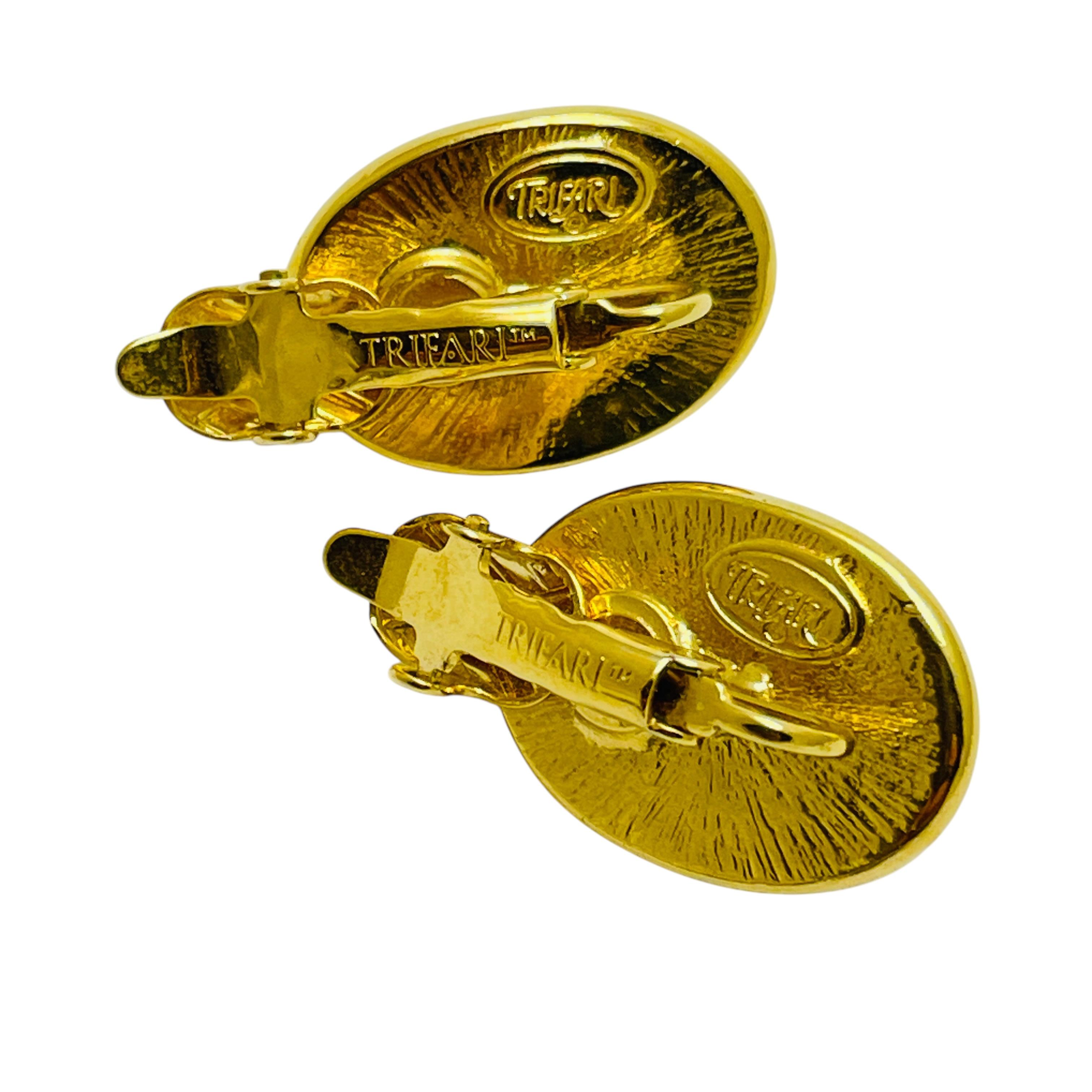 Trifari - boucles d'oreilles à clip signées en verre noir et ton or Bon état - En vente à Palos Hills, IL
