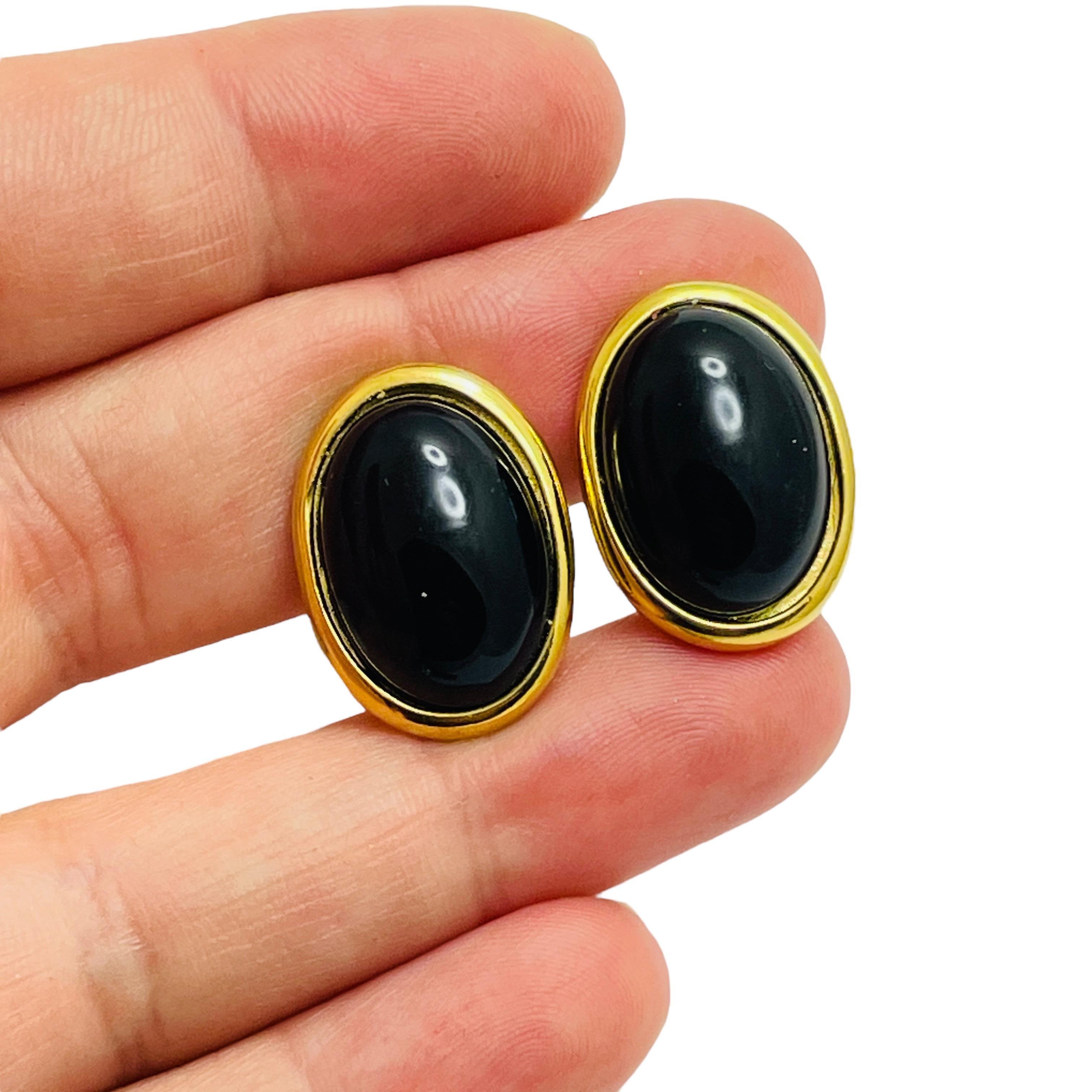 Trifari - boucles d'oreilles à clip signées en verre noir et ton or Pour femmes en vente