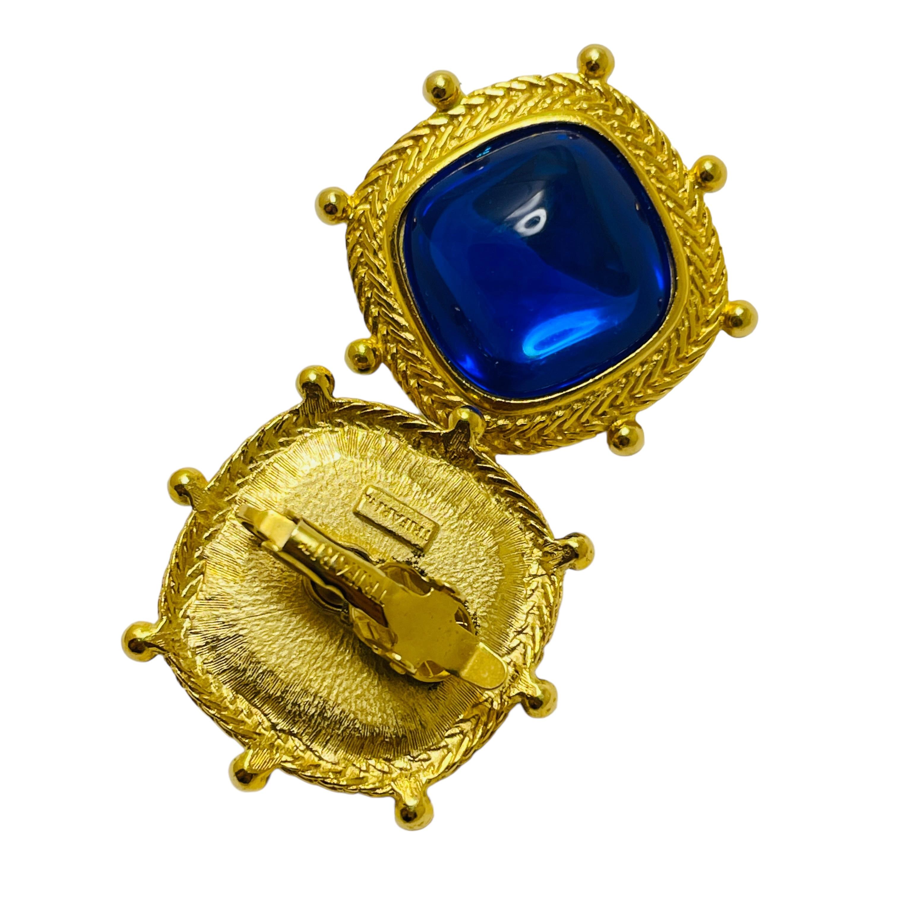 TRIFARI signed gold tone sapphire glass designer clip on earrings In Good Condition For Sale In Palos Hills, IL