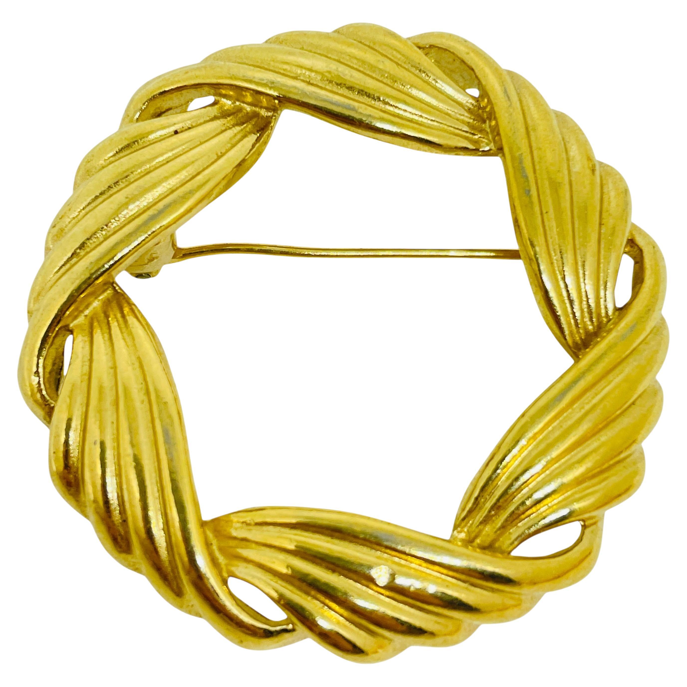 TRIFARI signed vintage gold tone circle designer brooch