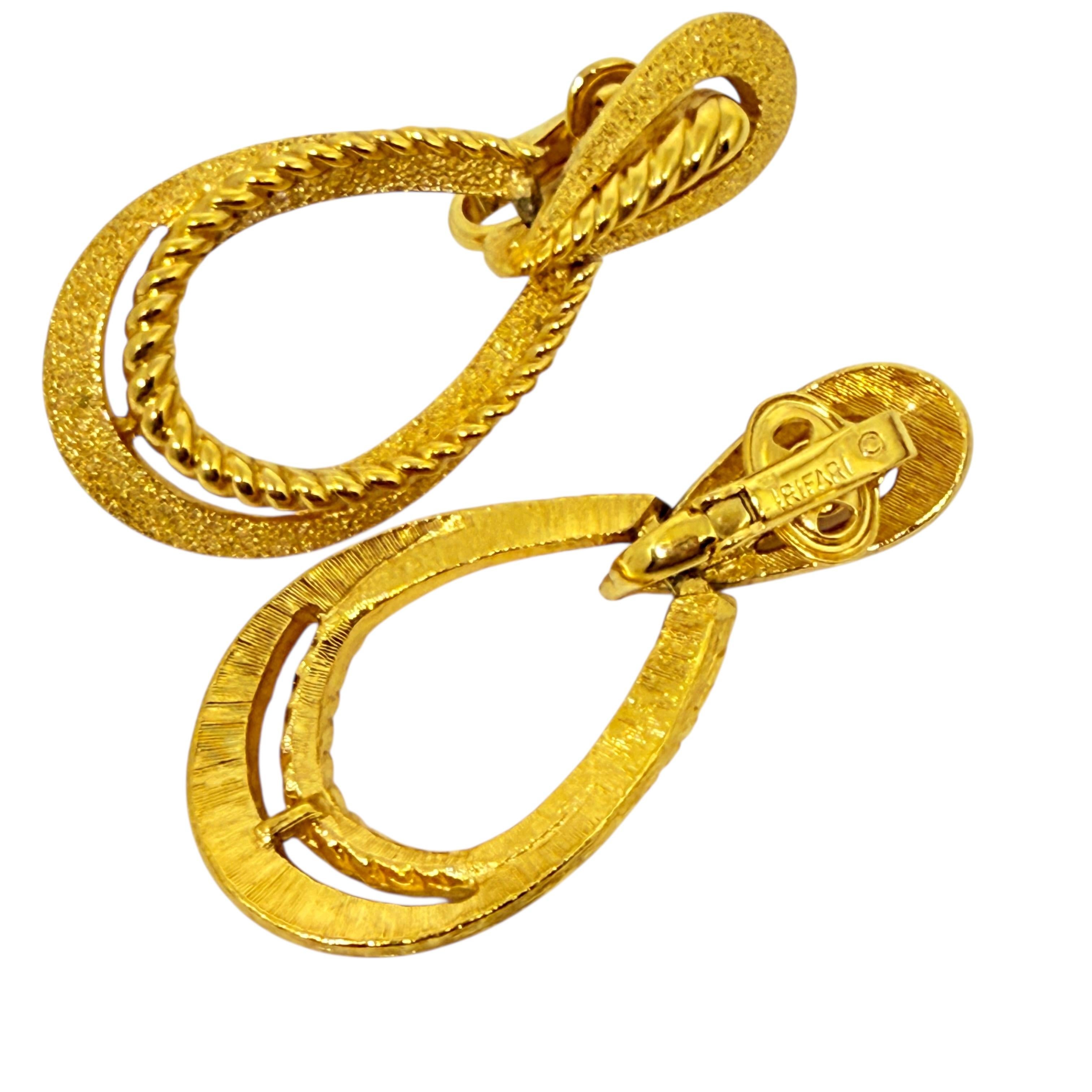 Orecchini a clip firmati Trifari con battente d'epoca in oro In condizioni buone in vendita a Palos Hills, IL