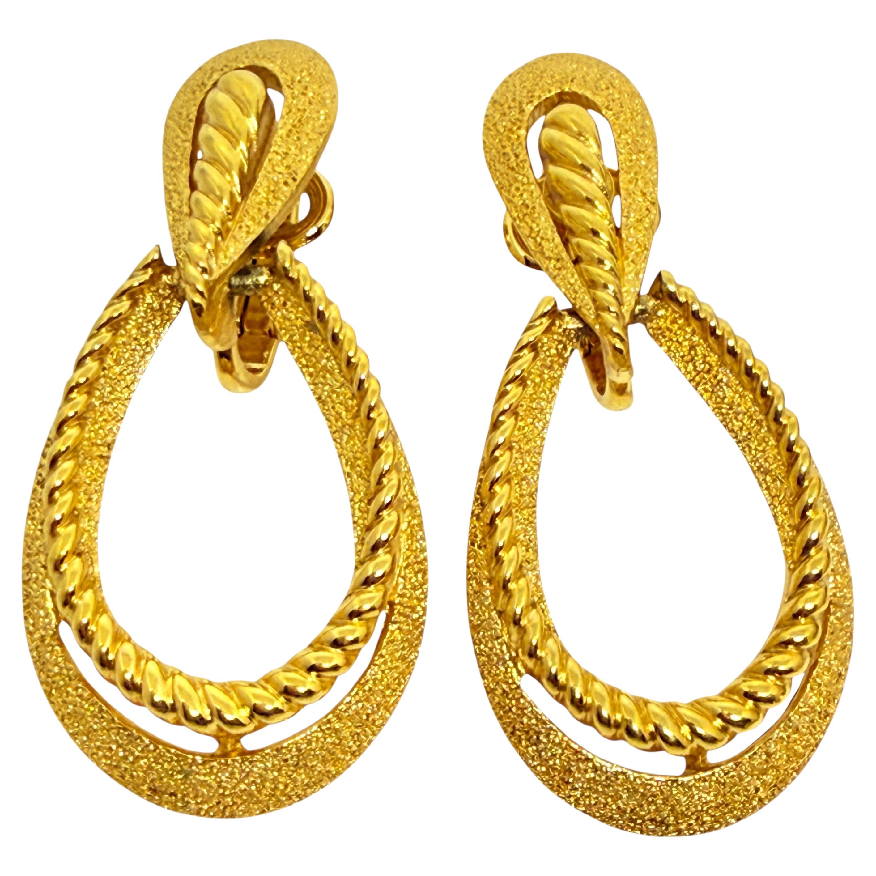 Orecchini a clip firmati Trifari con battente d'epoca in oro