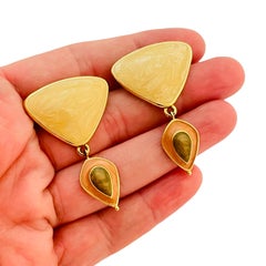 Orecchini a pendente firmati Trifari, vintage, in smalto dorato